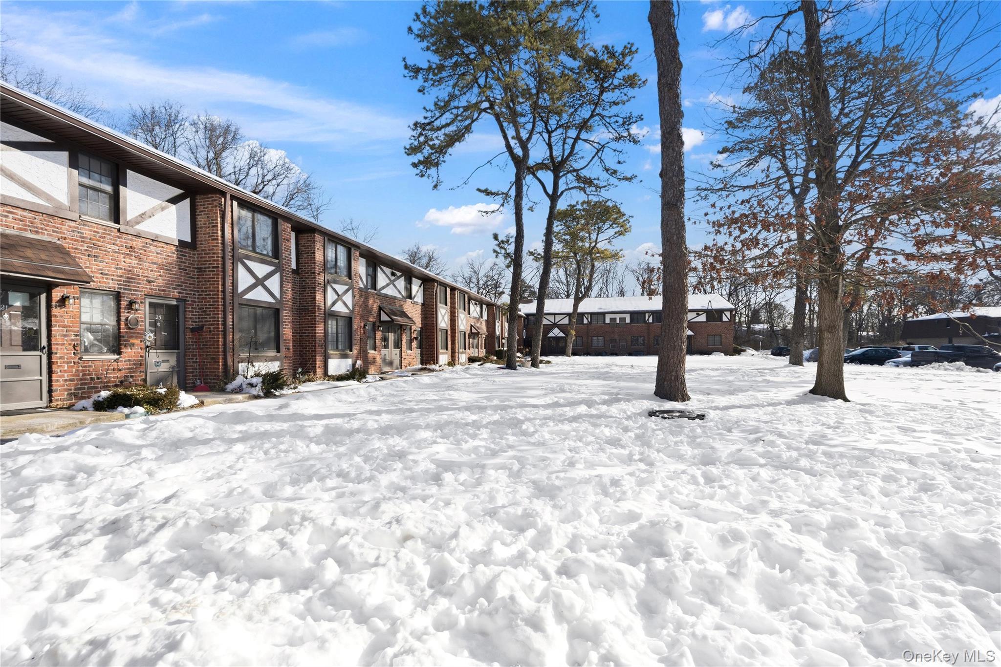 19 Newbrook # 19, Bay Shore, NY 11706