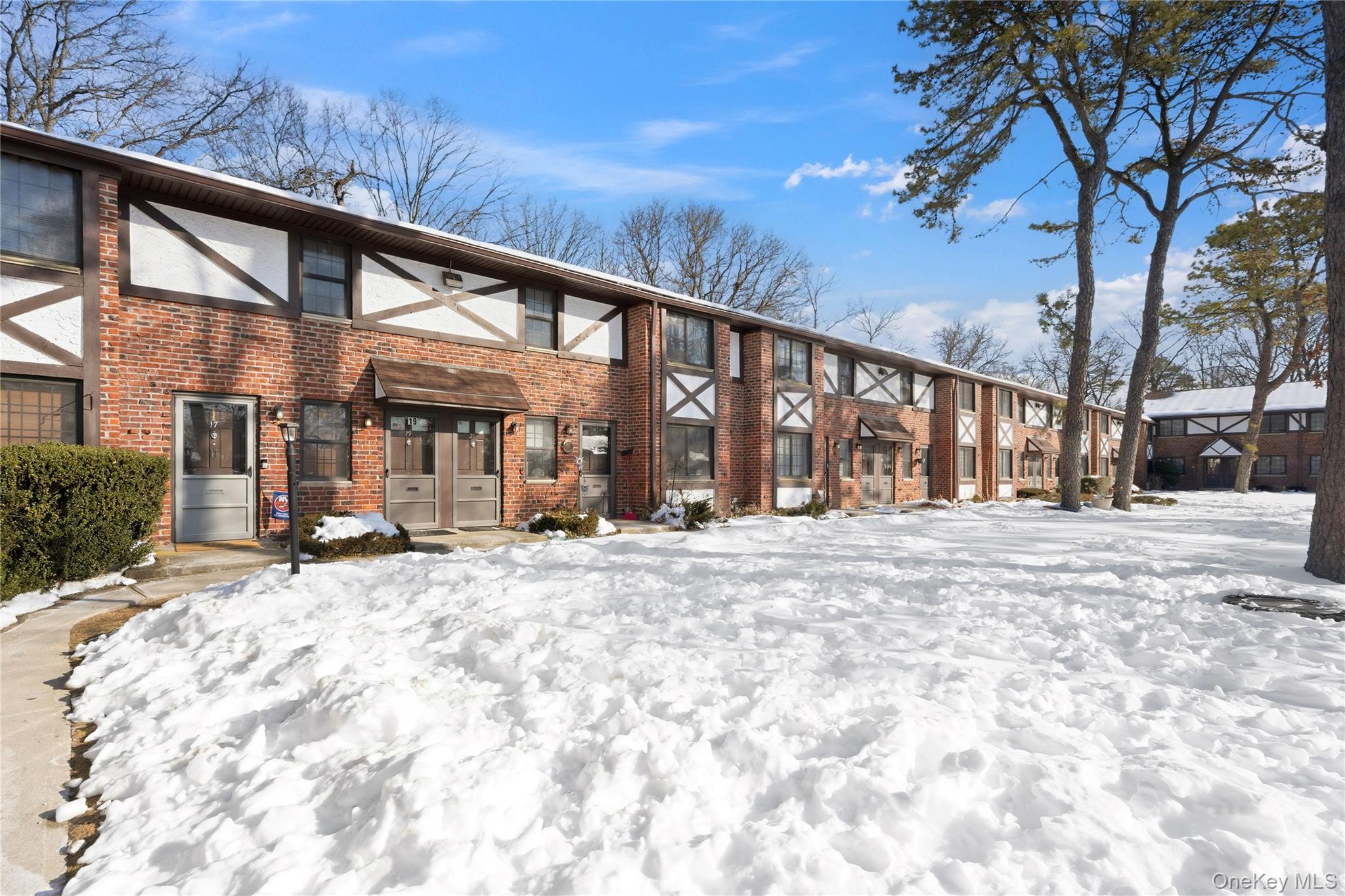 19 Newbrook # 19, Bay Shore, NY 11706