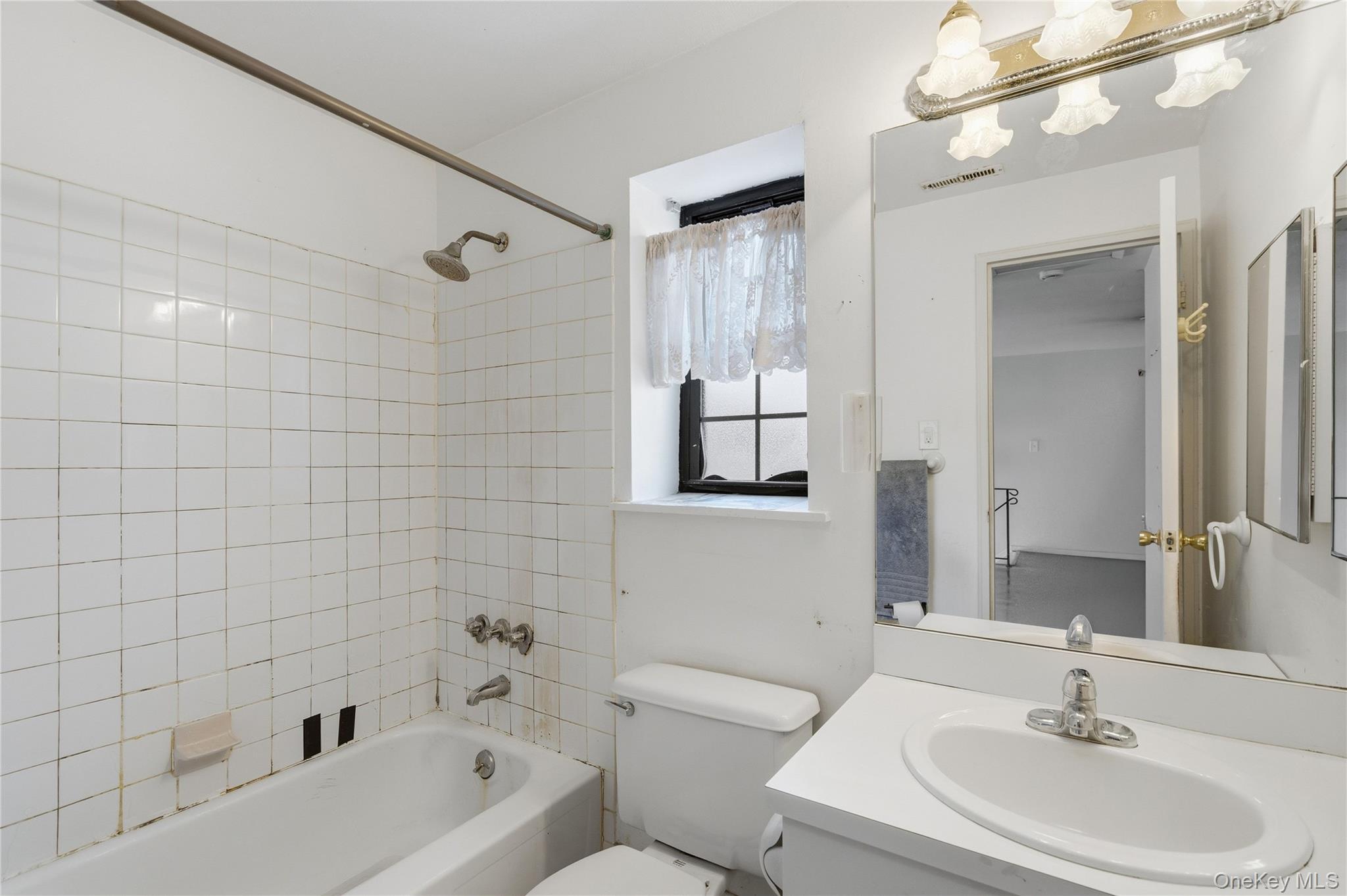 19 Newbrook # 19, Bay Shore, NY 11706