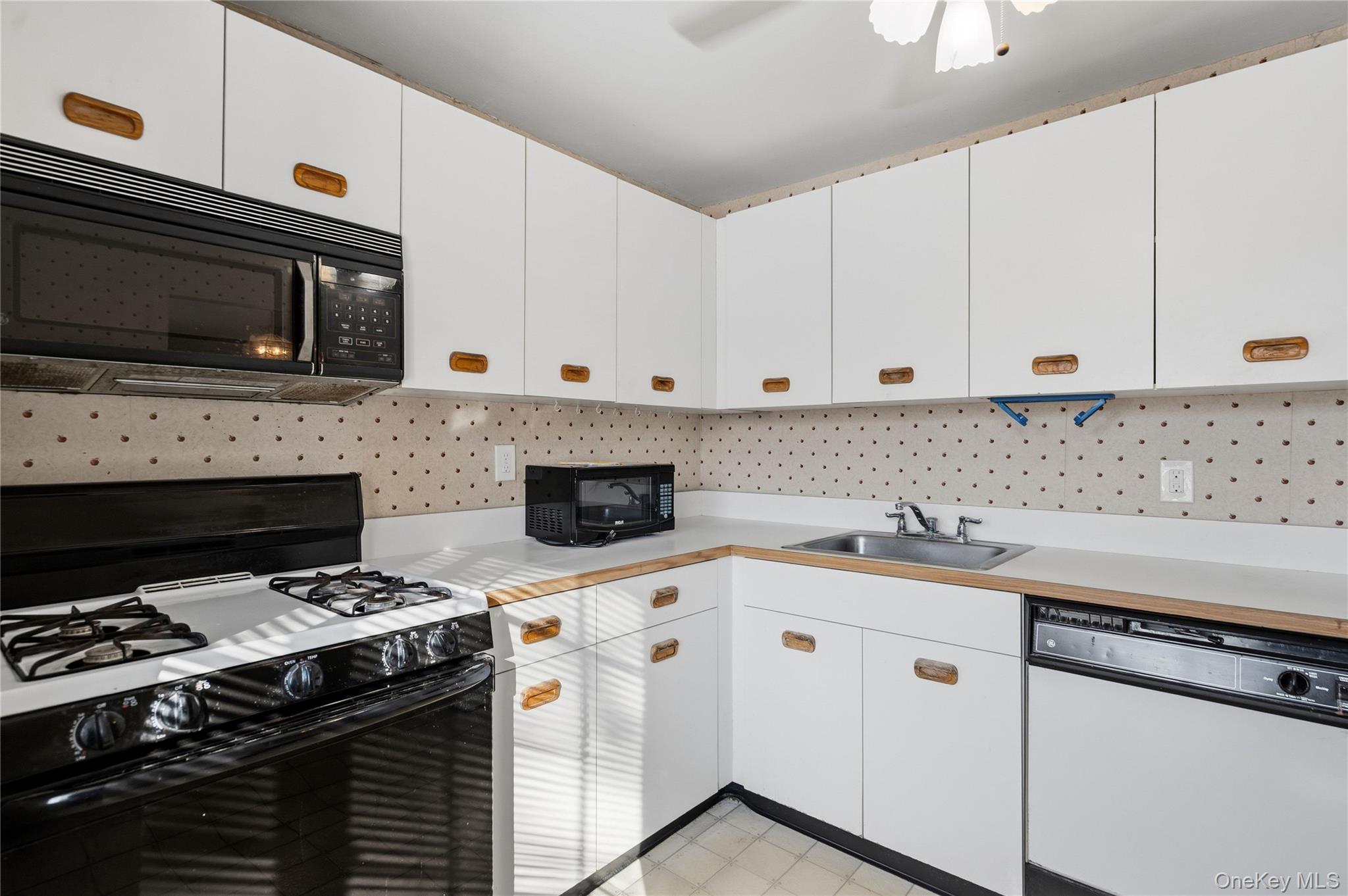 19 Newbrook # 19, Bay Shore, NY 11706