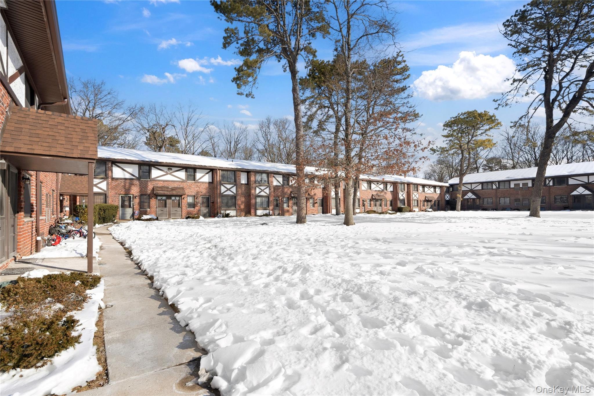 19 Newbrook # 19, Bay Shore, NY 11706