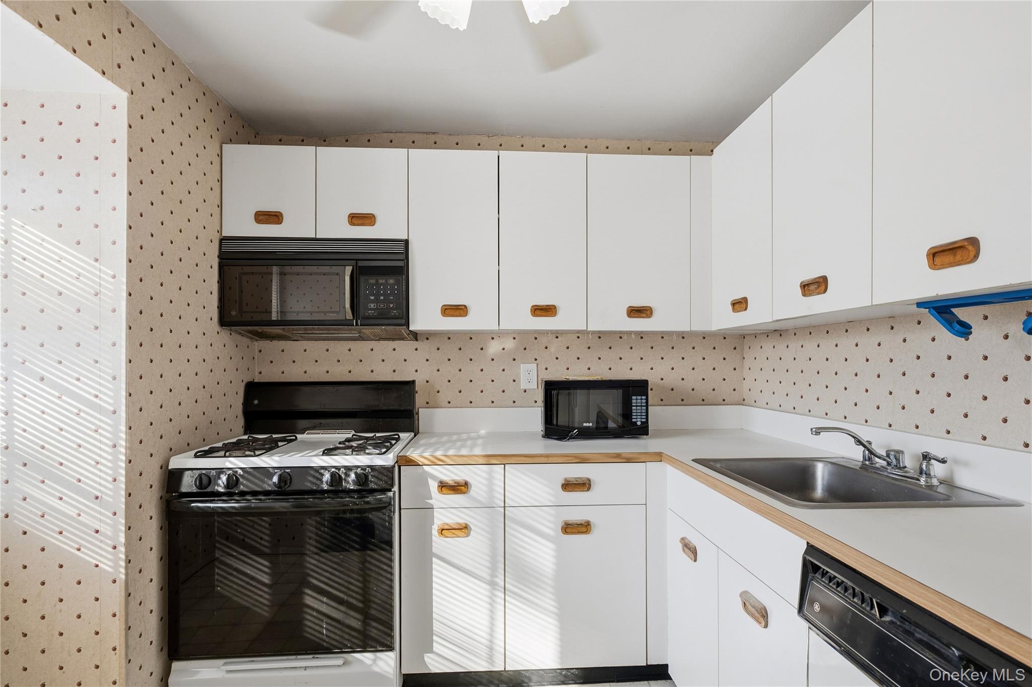 19 Newbrook # 19, Bay Shore, NY 11706