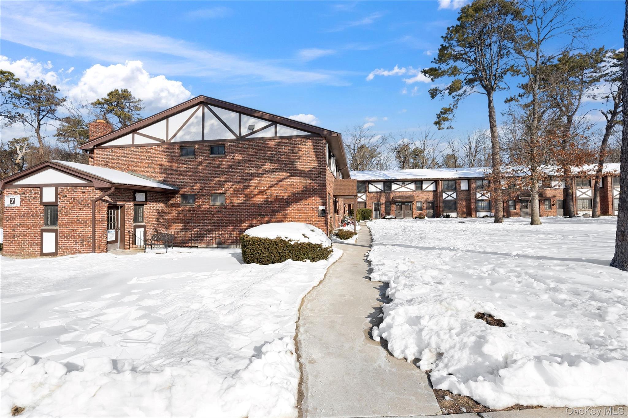 19 Newbrook # 19, Bay Shore, NY 11706