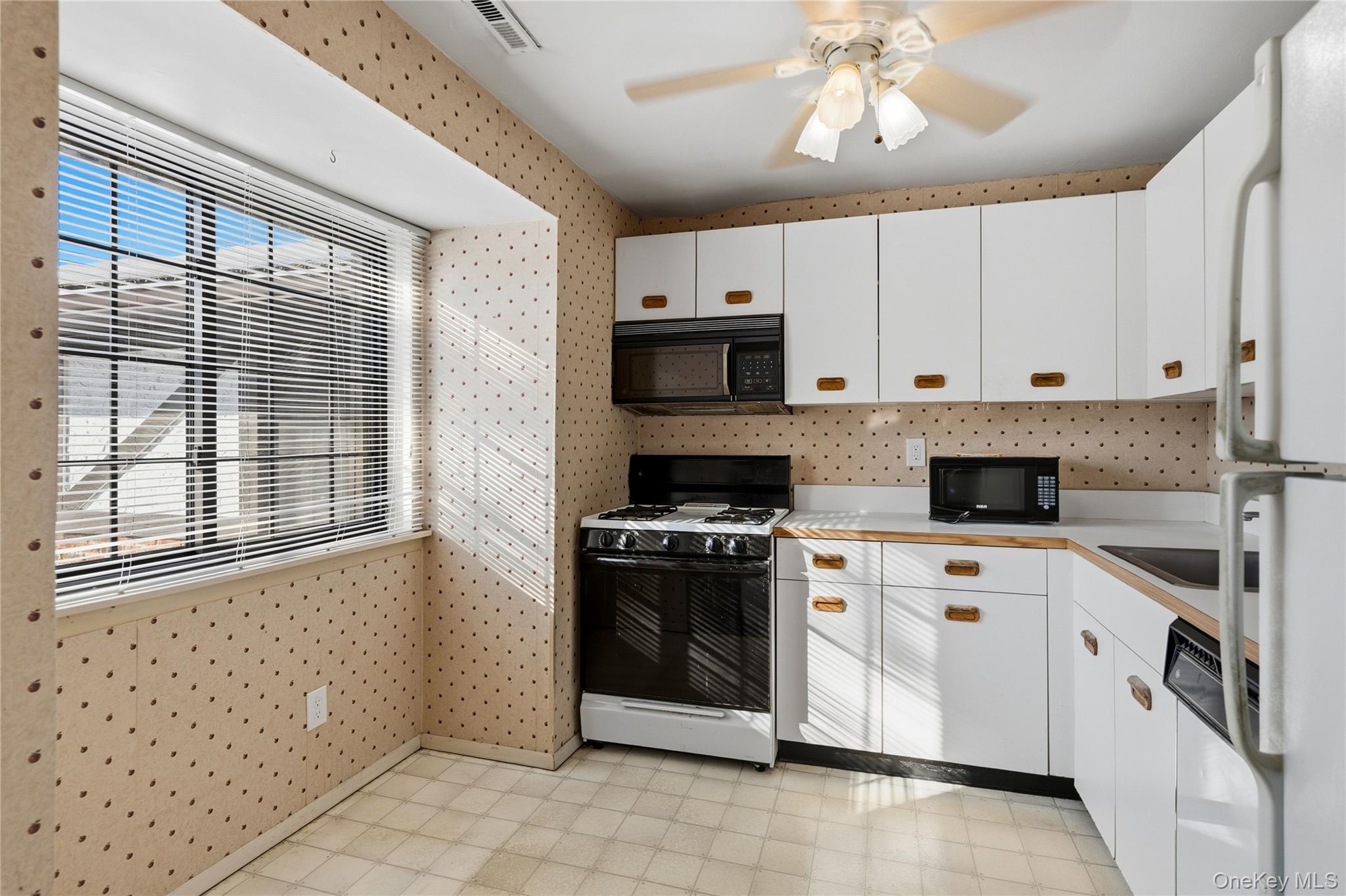 19 Newbrook # 19, Bay Shore, NY 11706