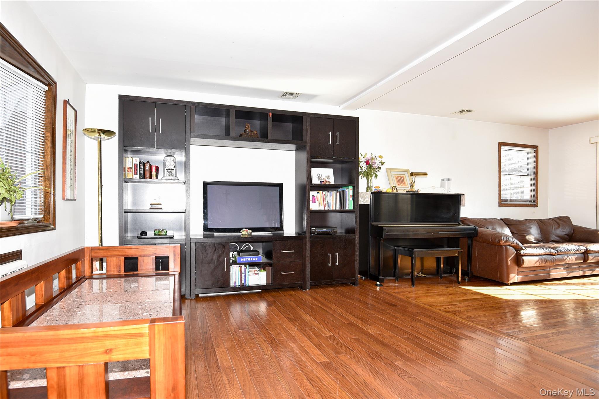 25 Westbury Avenue, Plainview, NY 11803