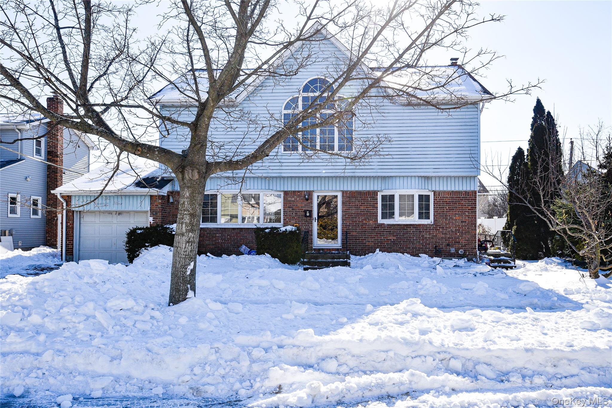 25 Westbury Avenue, Plainview, NY 11803