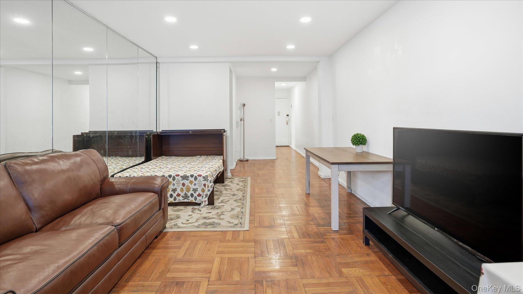 46 Grace Avenue # 1L, Great Neck, NY 11021