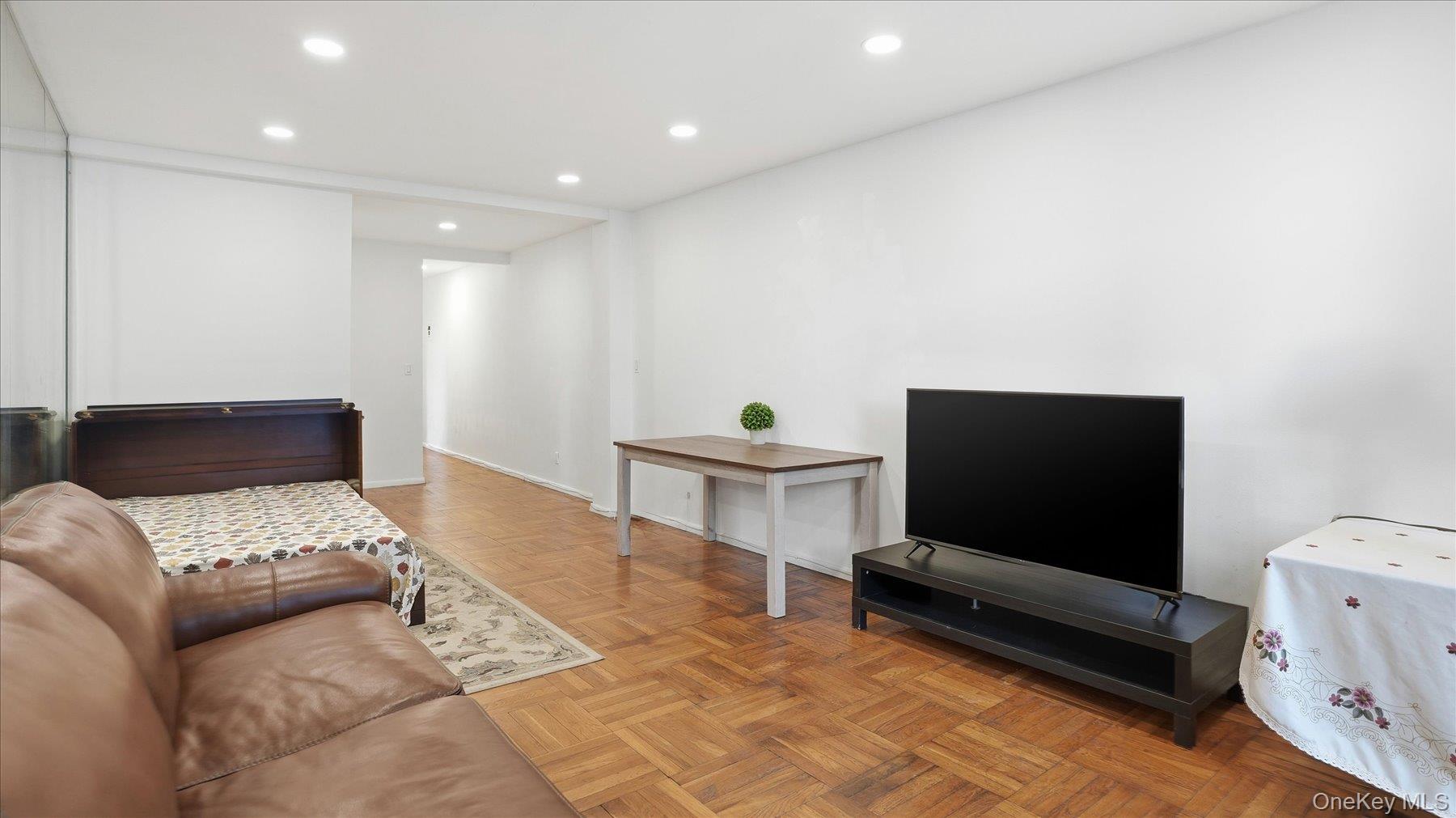 46 Grace Avenue # 1L, Great Neck, NY 11021