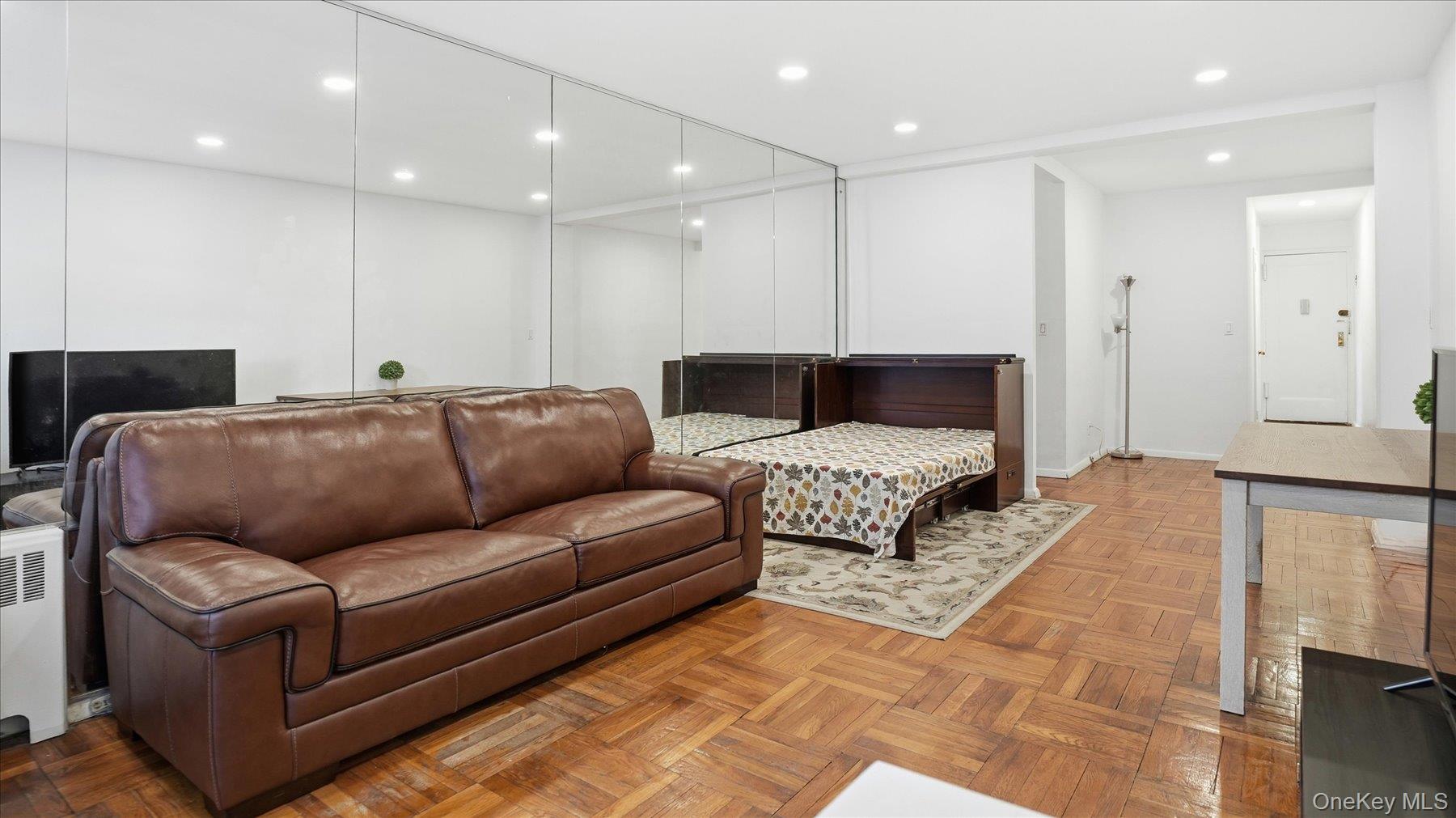 46 Grace Avenue # 1L, Great Neck, NY 11021