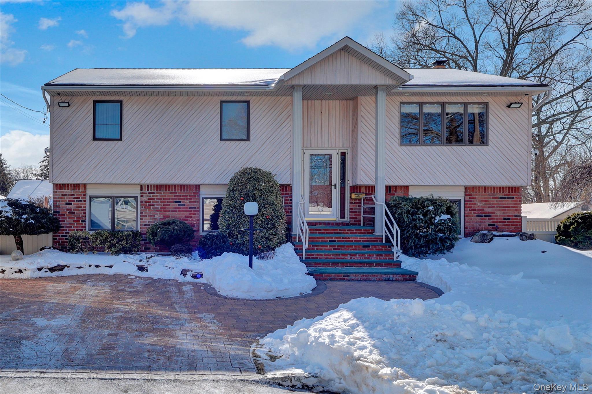 98 Kingsland Avenue, West Islip, NY 11795