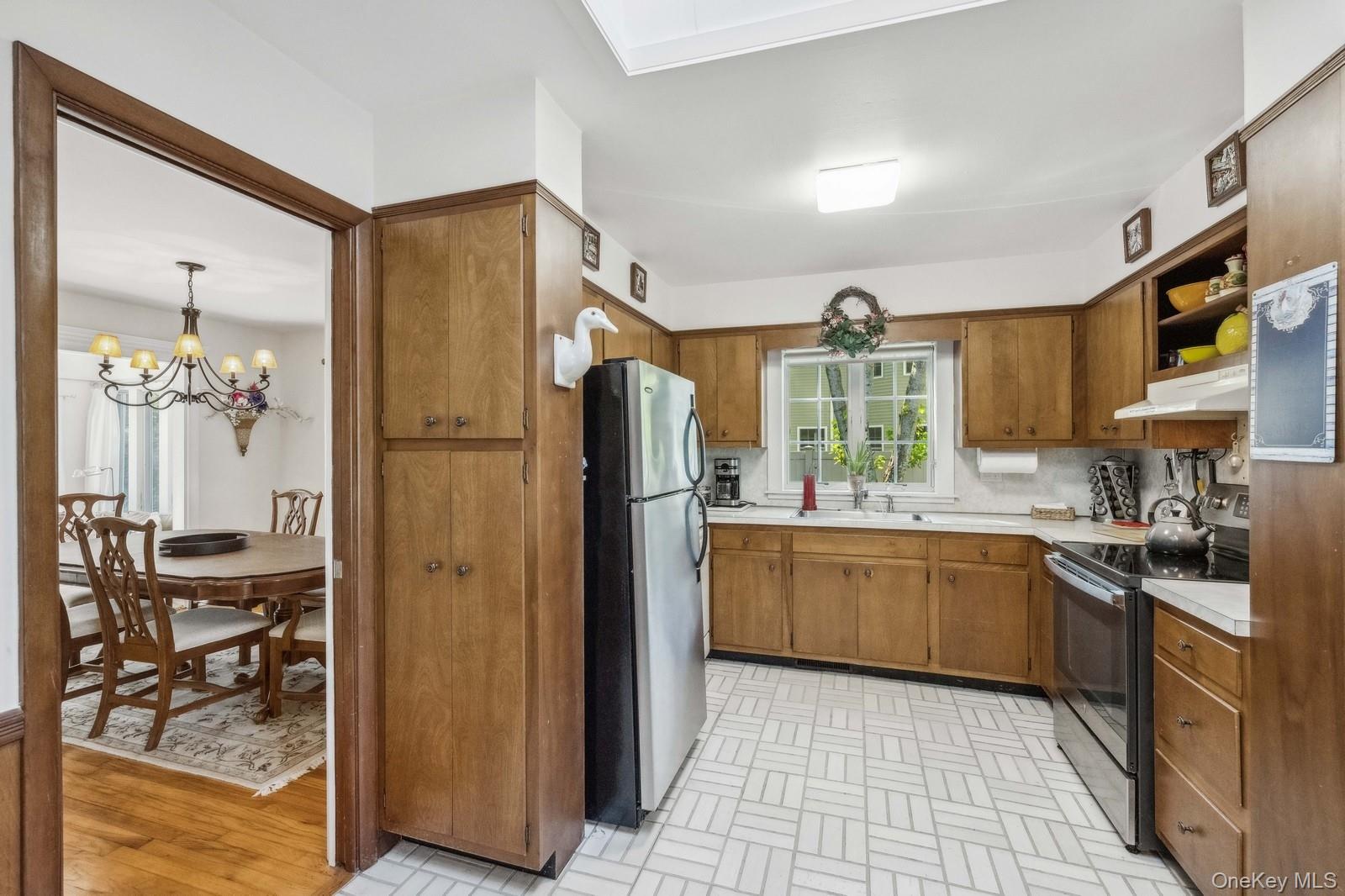 7 Linda Lane, Hampton Bays, NY 11946