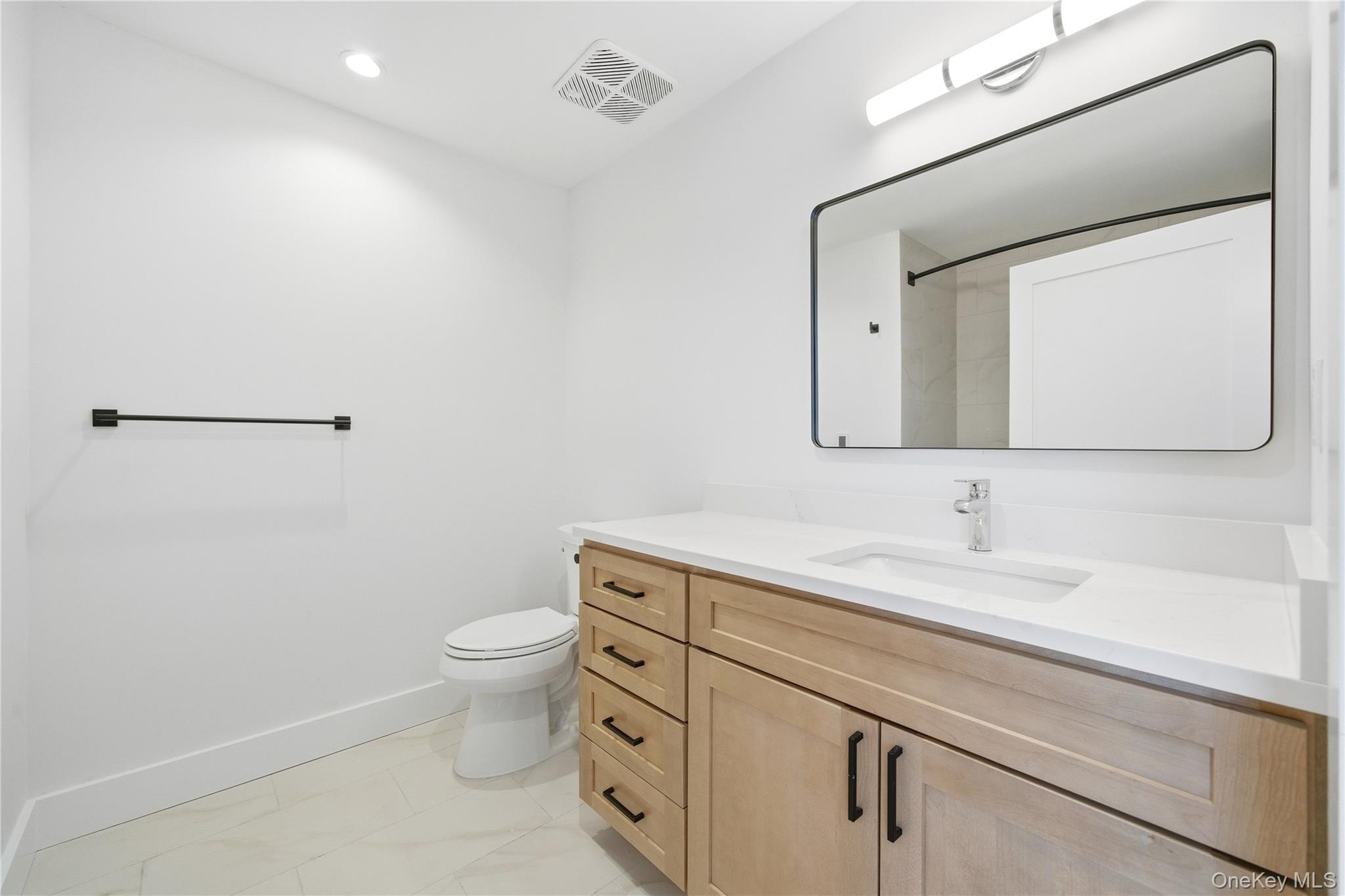 180 Deer Park Avenue # 303, Babylon, NY 11702