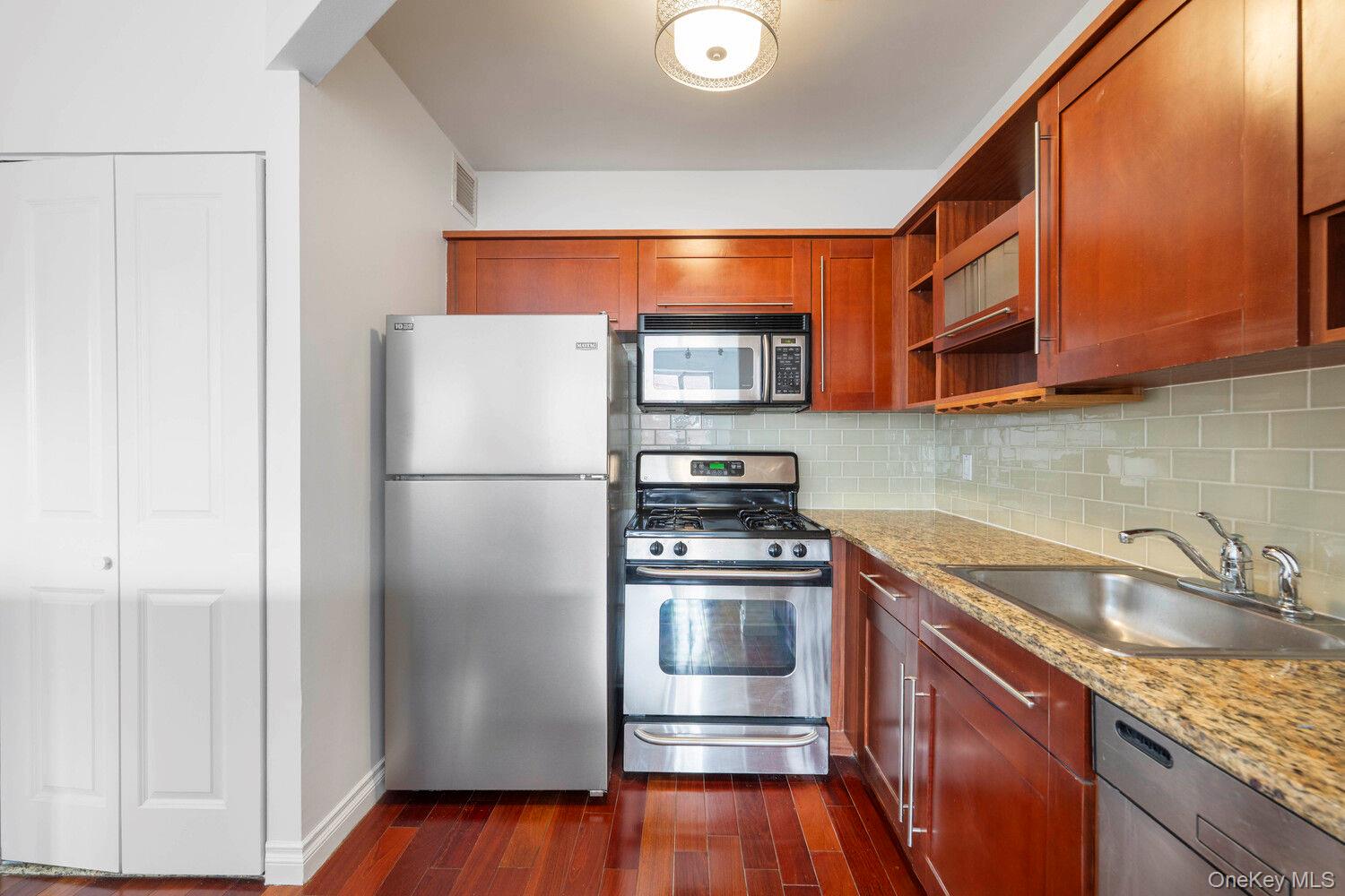 30-85 VERNON Boulevard # 6D, Queens, NY 11102