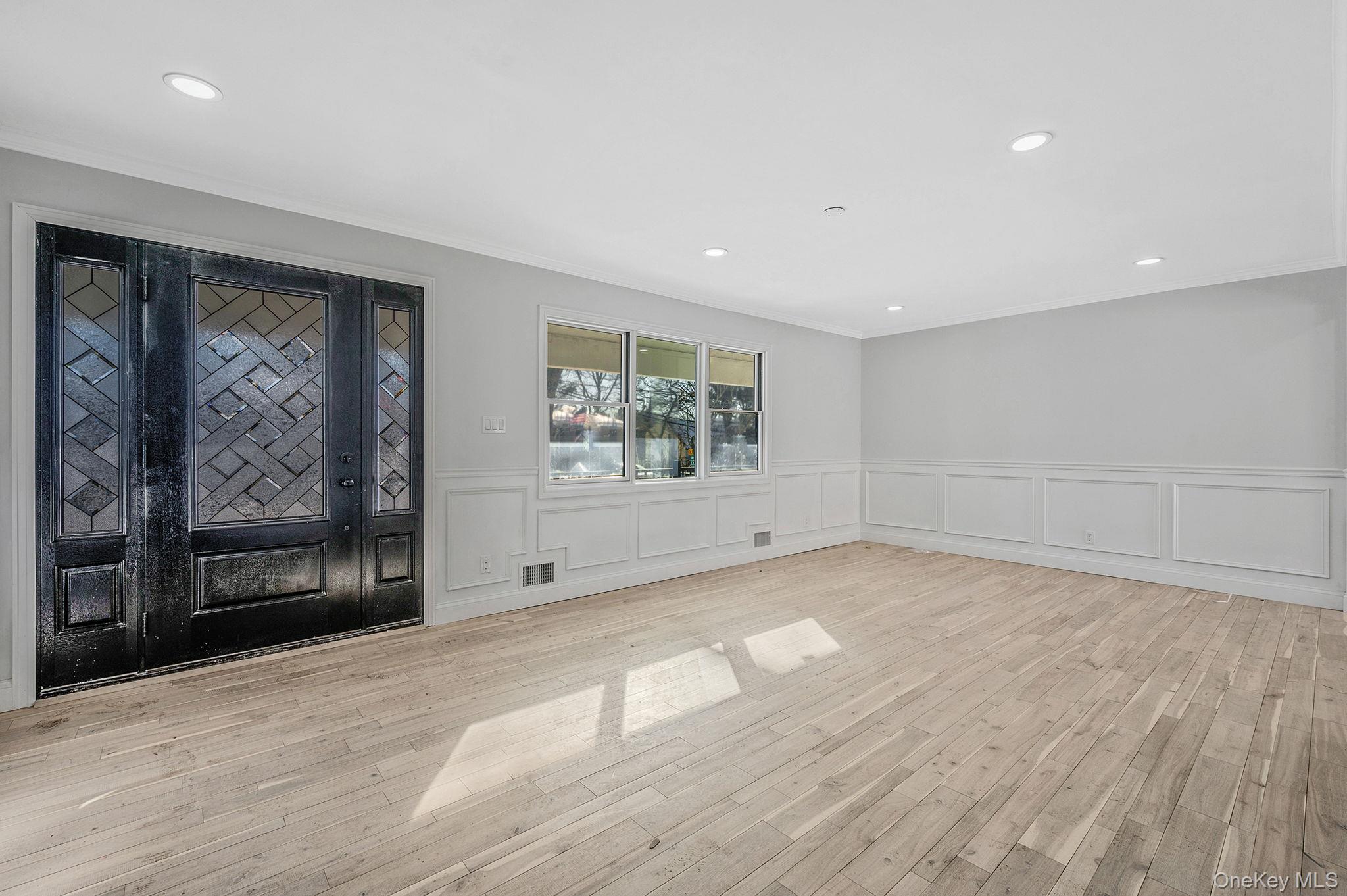 39 E Lyons Street, Melville, NY 11747