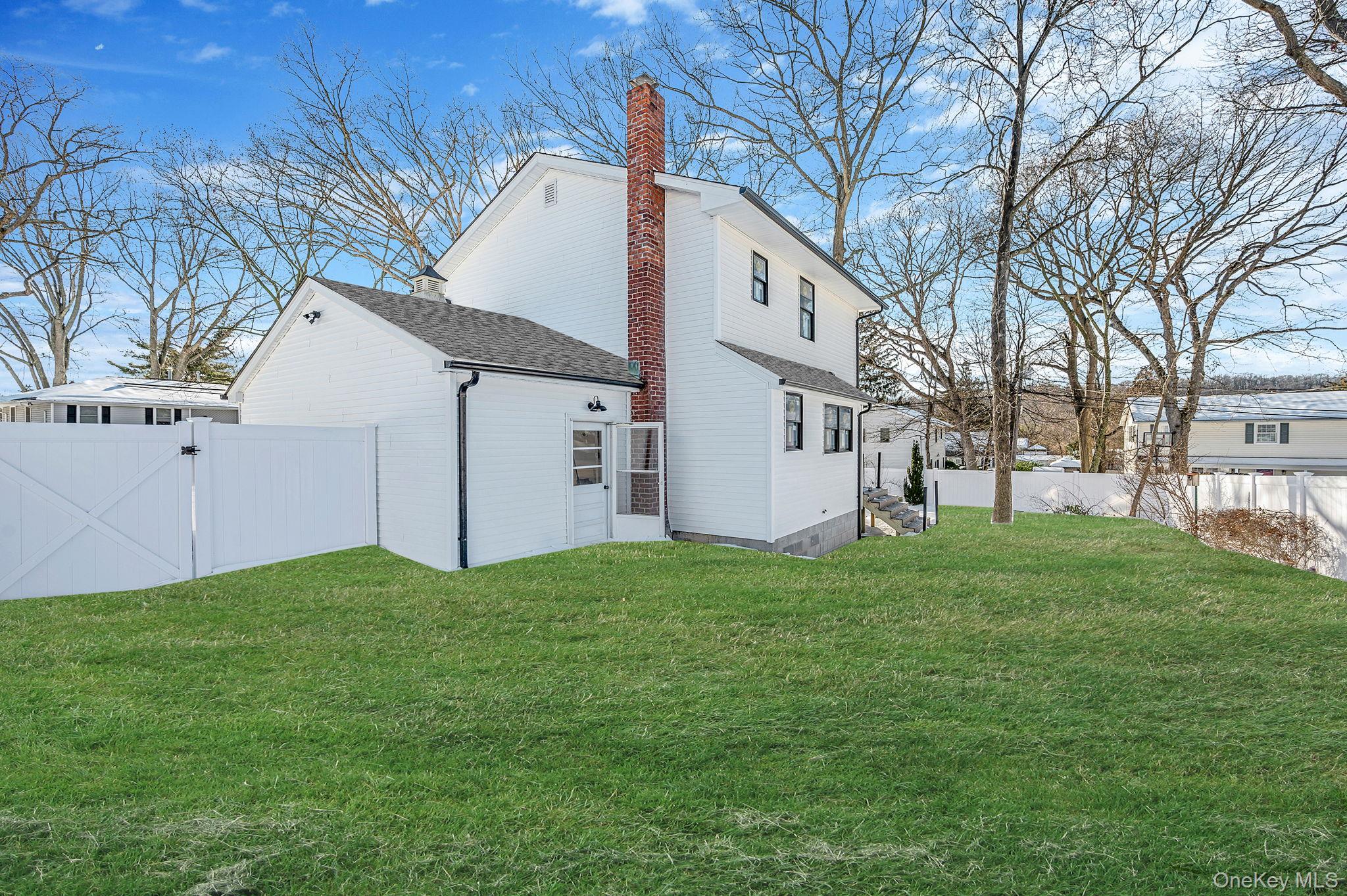 39 E Lyons Street, Melville, NY 11747