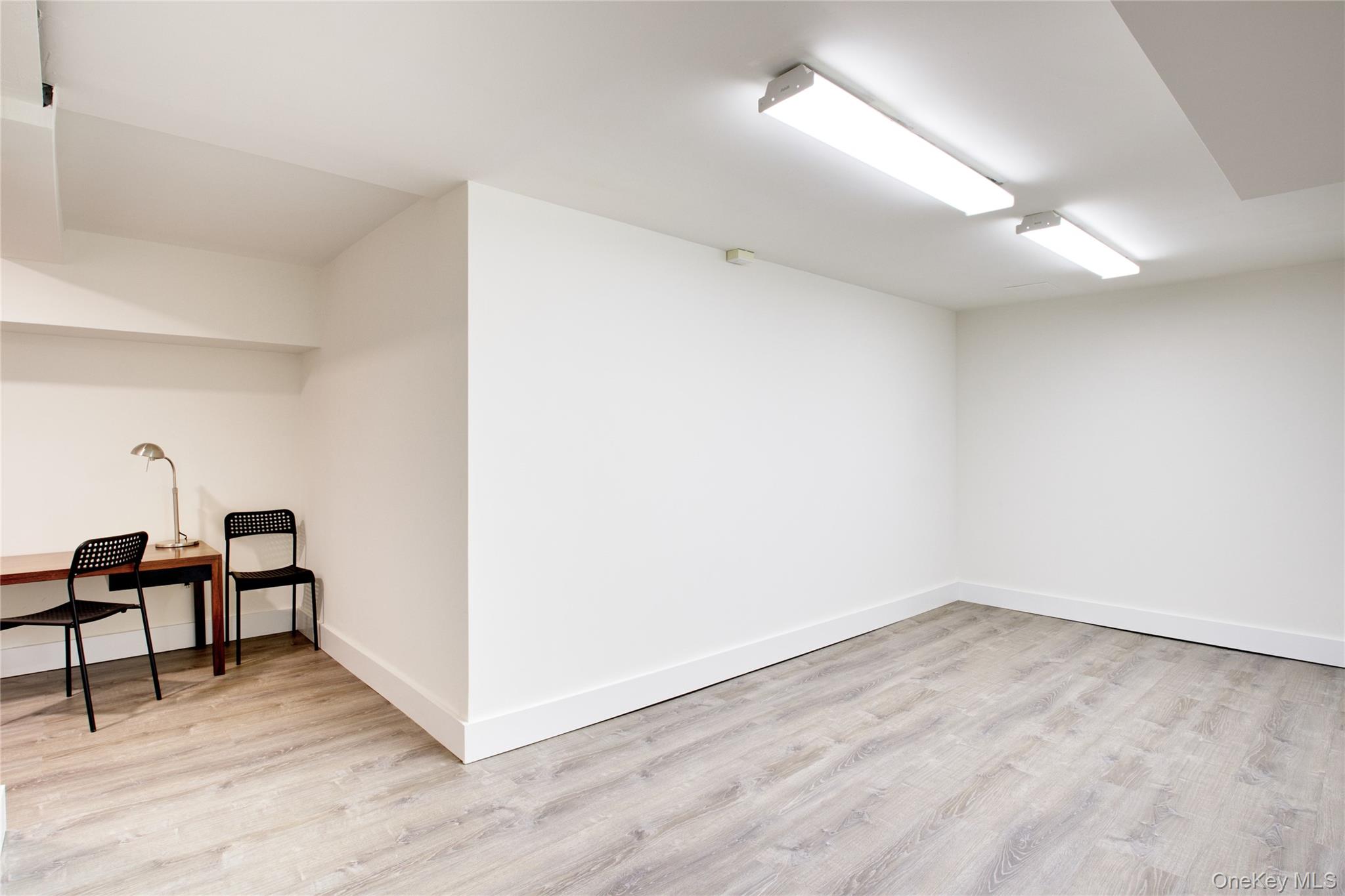 6 Frost Pond Drive, Roslyn, NY 11576