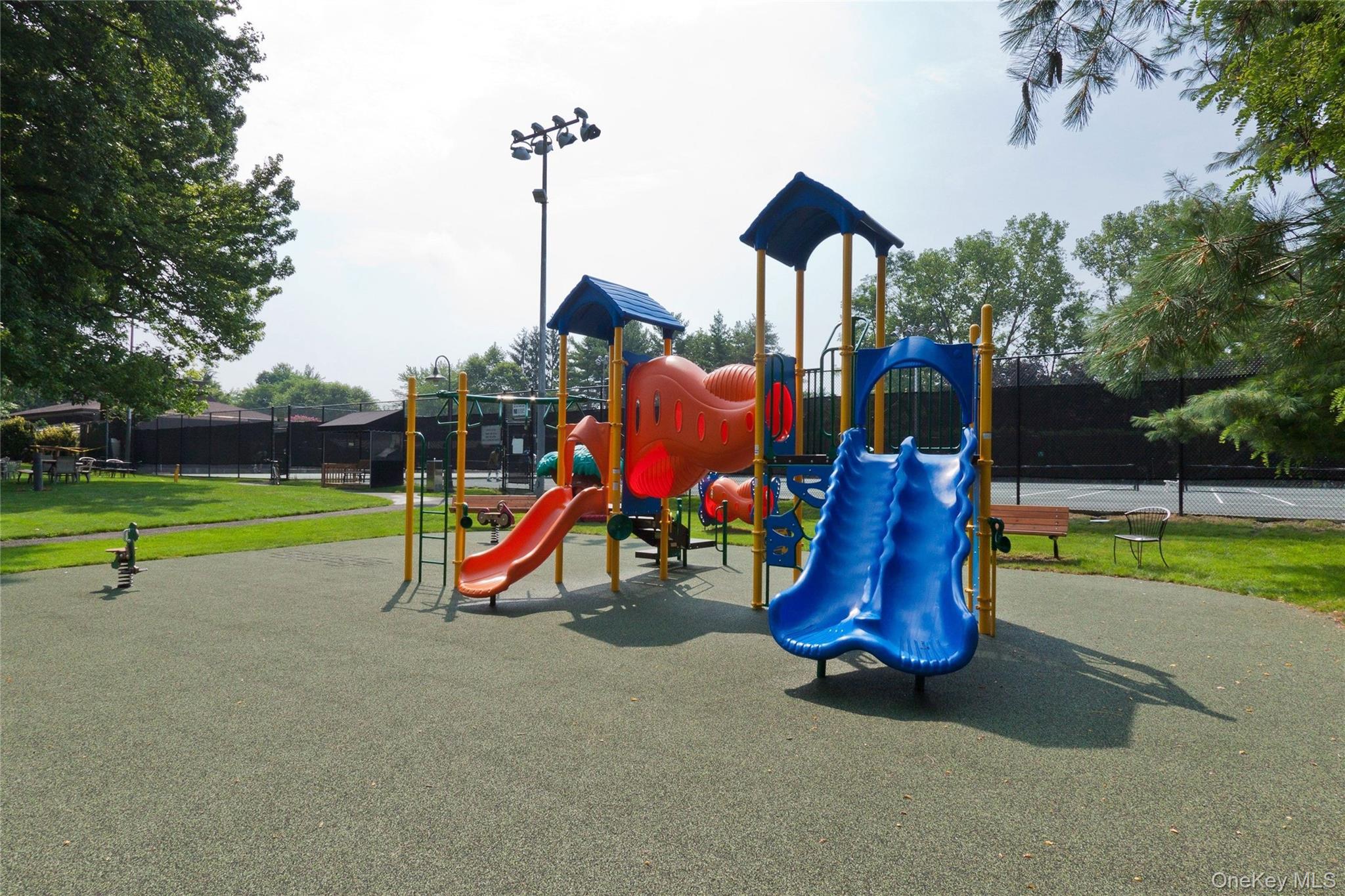 6 Frost Pond Drive, Roslyn, NY 11576