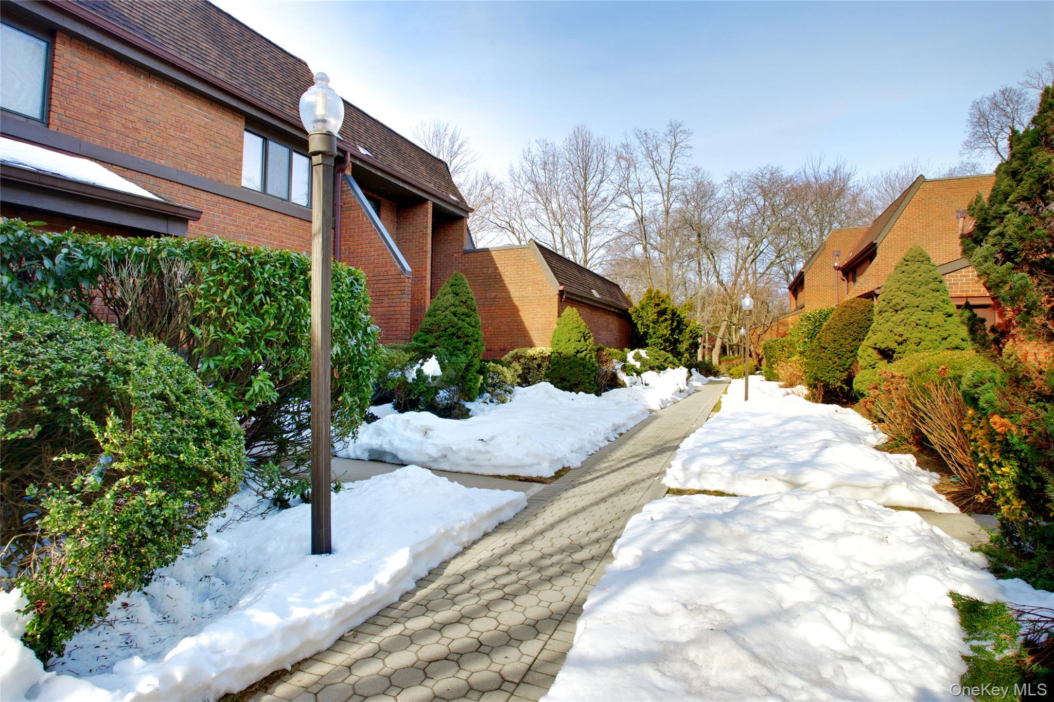 6 Frost Pond Drive, Roslyn, NY 11576