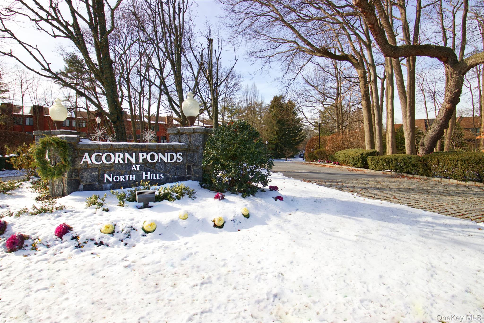 6 Frost Pond Drive, Roslyn, NY 11576