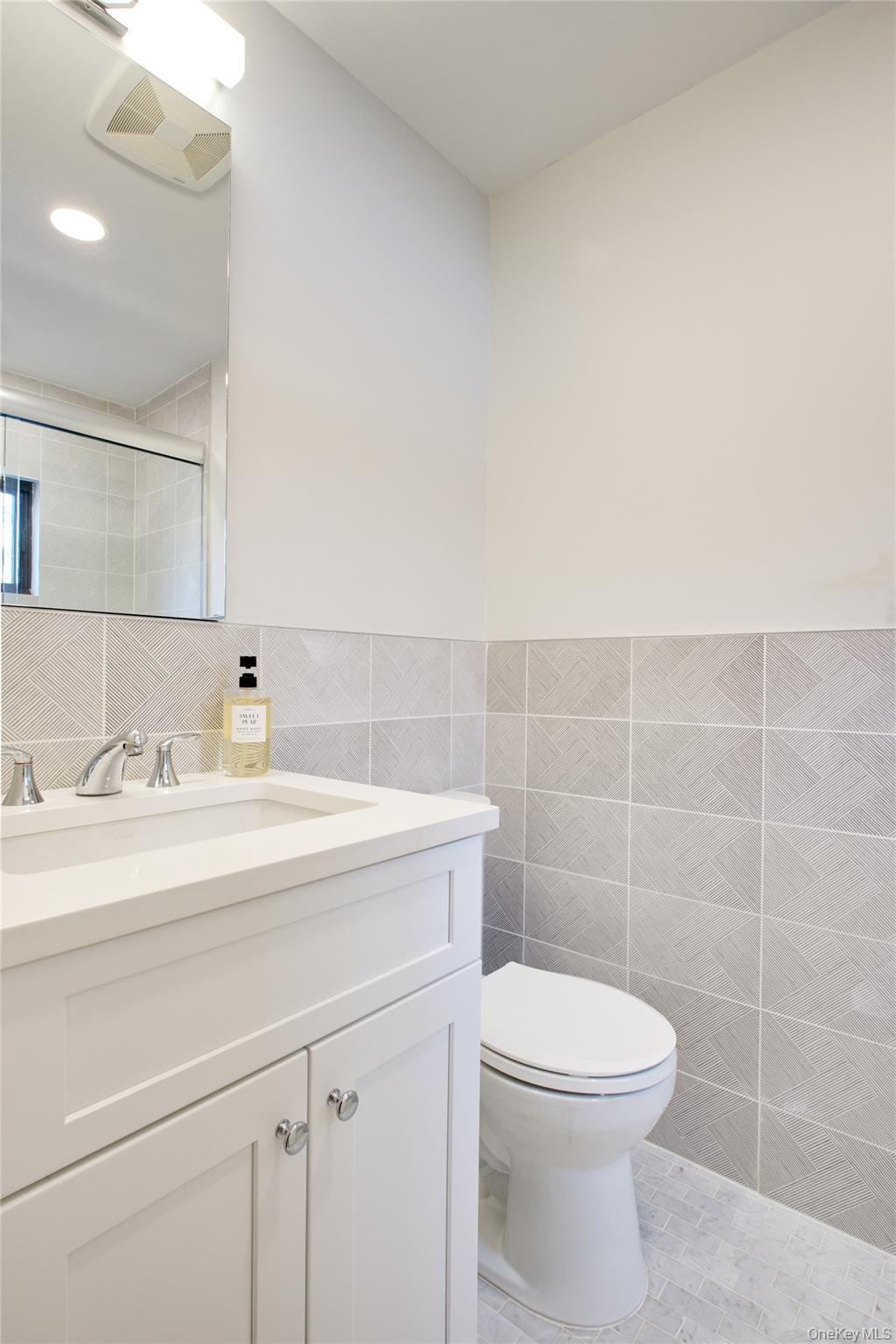 6 Frost Pond Drive, Roslyn, NY 11576