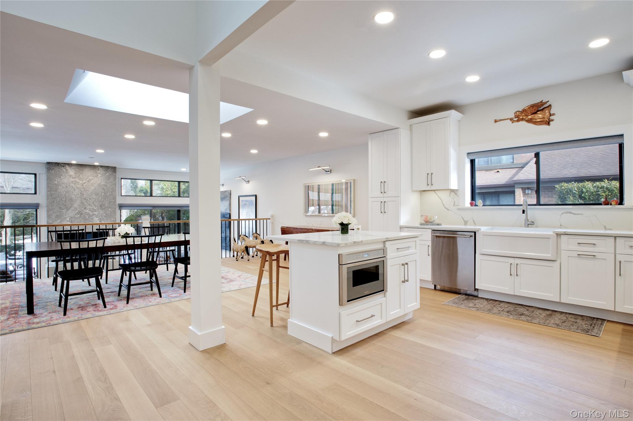 6 Frost Pond Drive, Roslyn, NY 11576