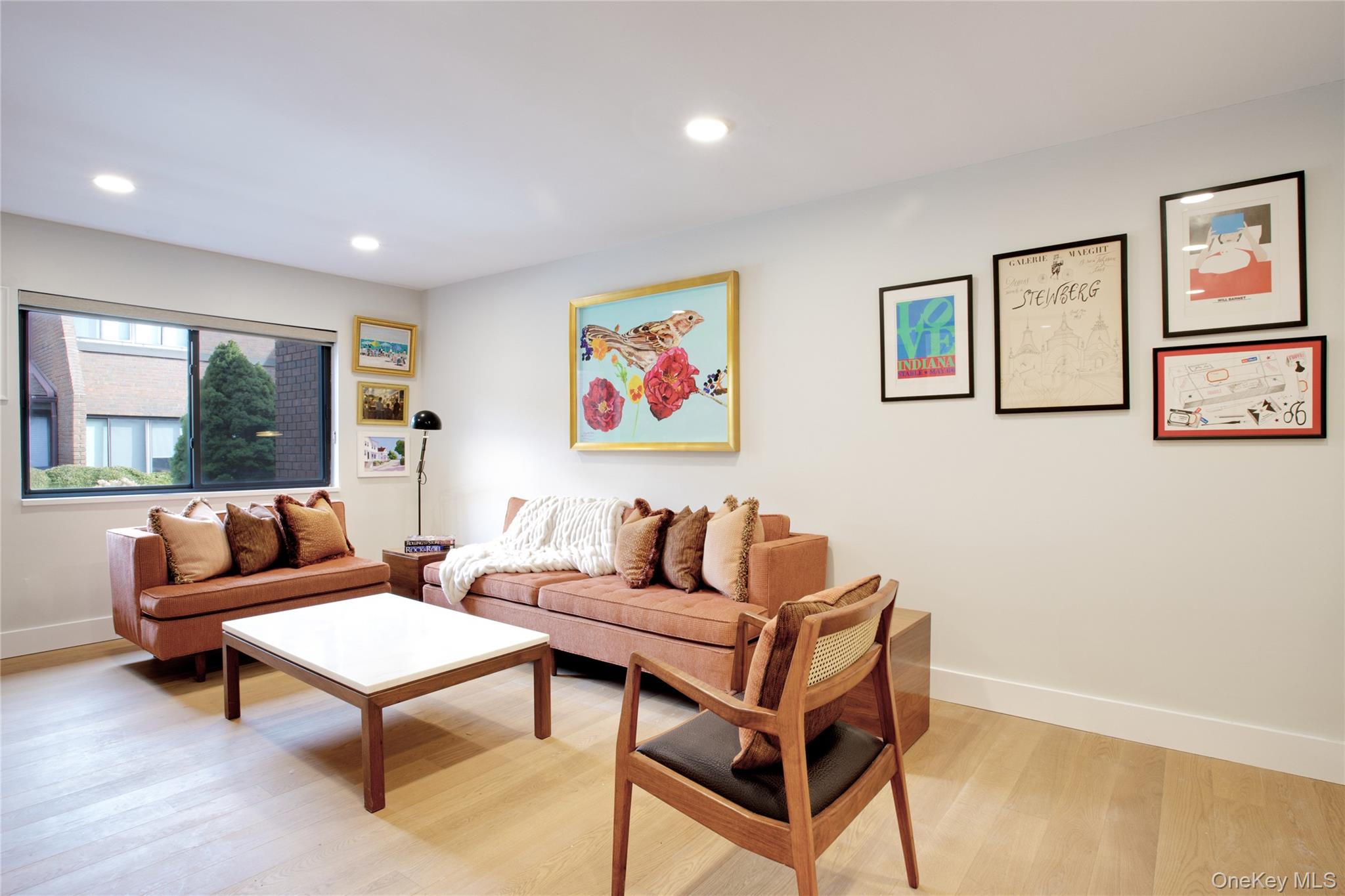 6 Frost Pond Drive, Roslyn, NY 11576