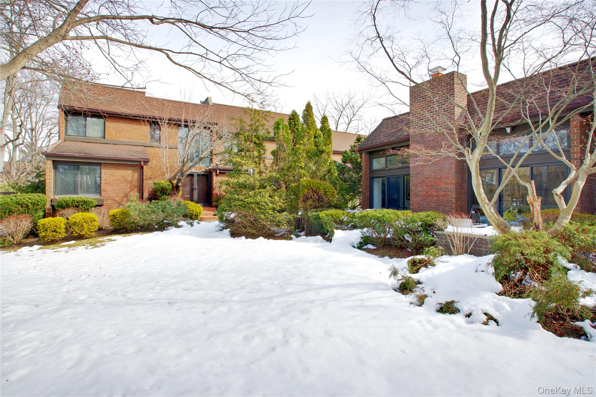 6 Frost Pond Drive, Roslyn, NY 11576