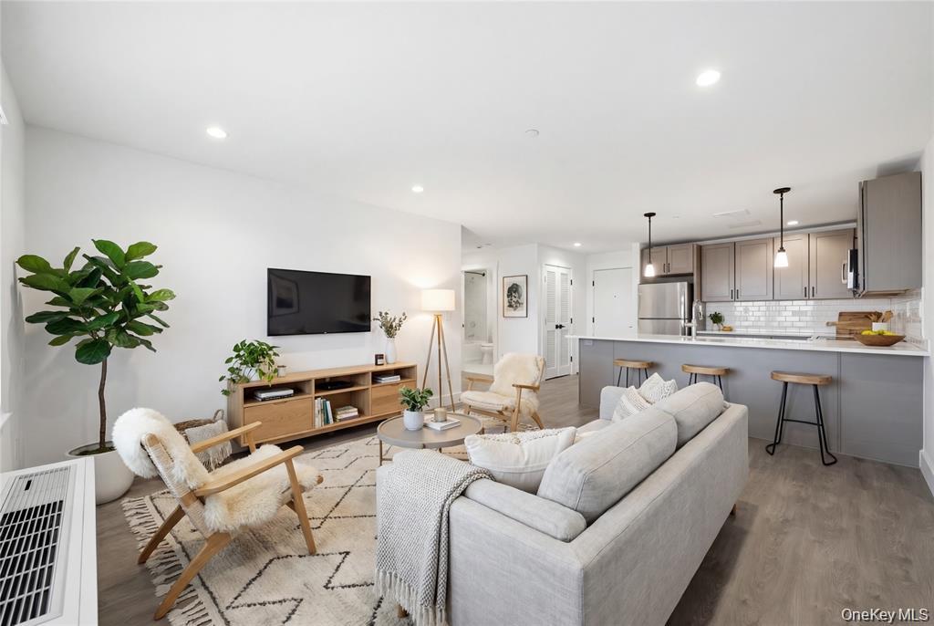 180 Deer Park Avenue # 304, Babylon, NY 11702