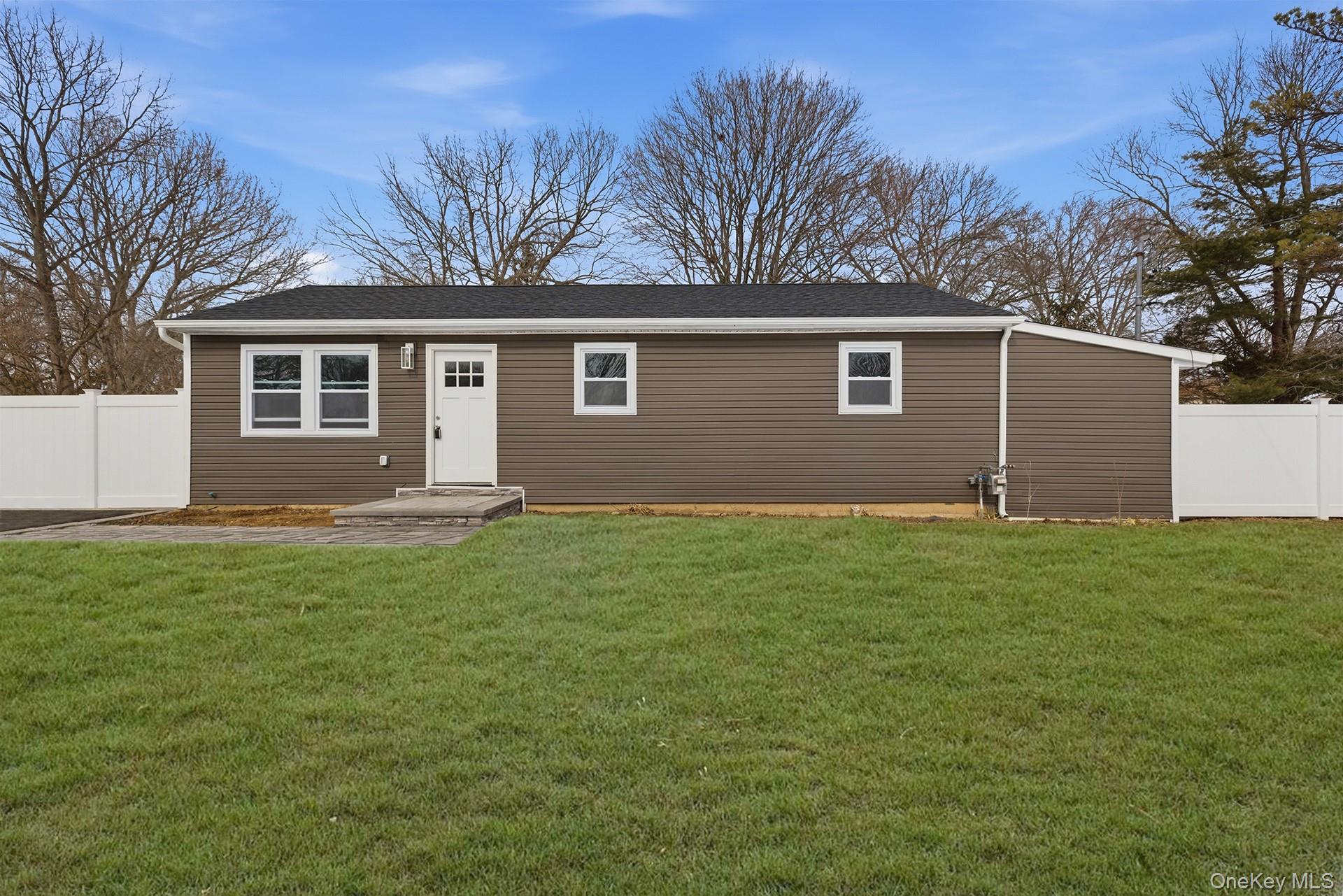 39 E Oakdale Street, Bay Shore, NY 11706