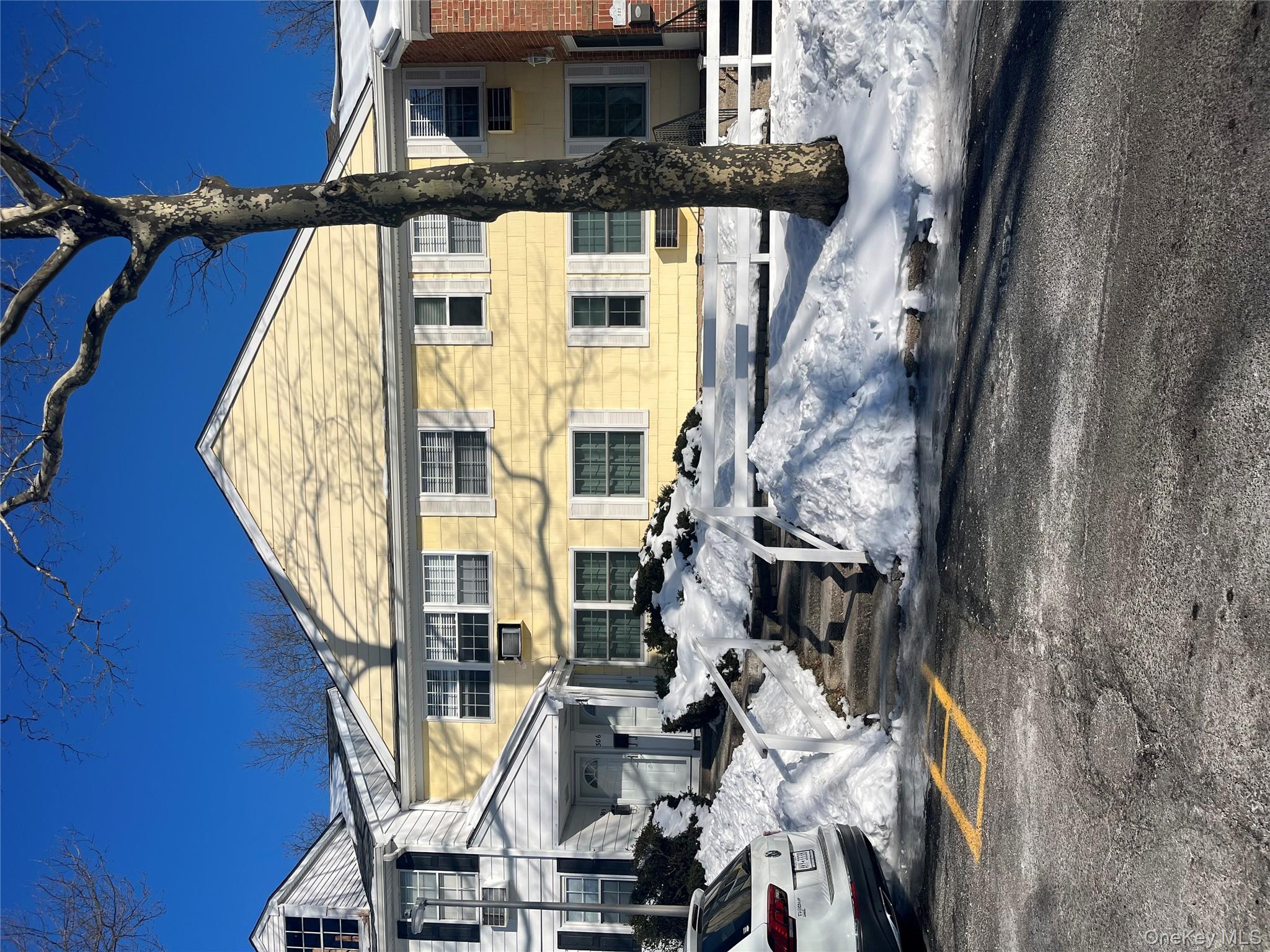 305 Towne House Village, Islandia, NY 11749