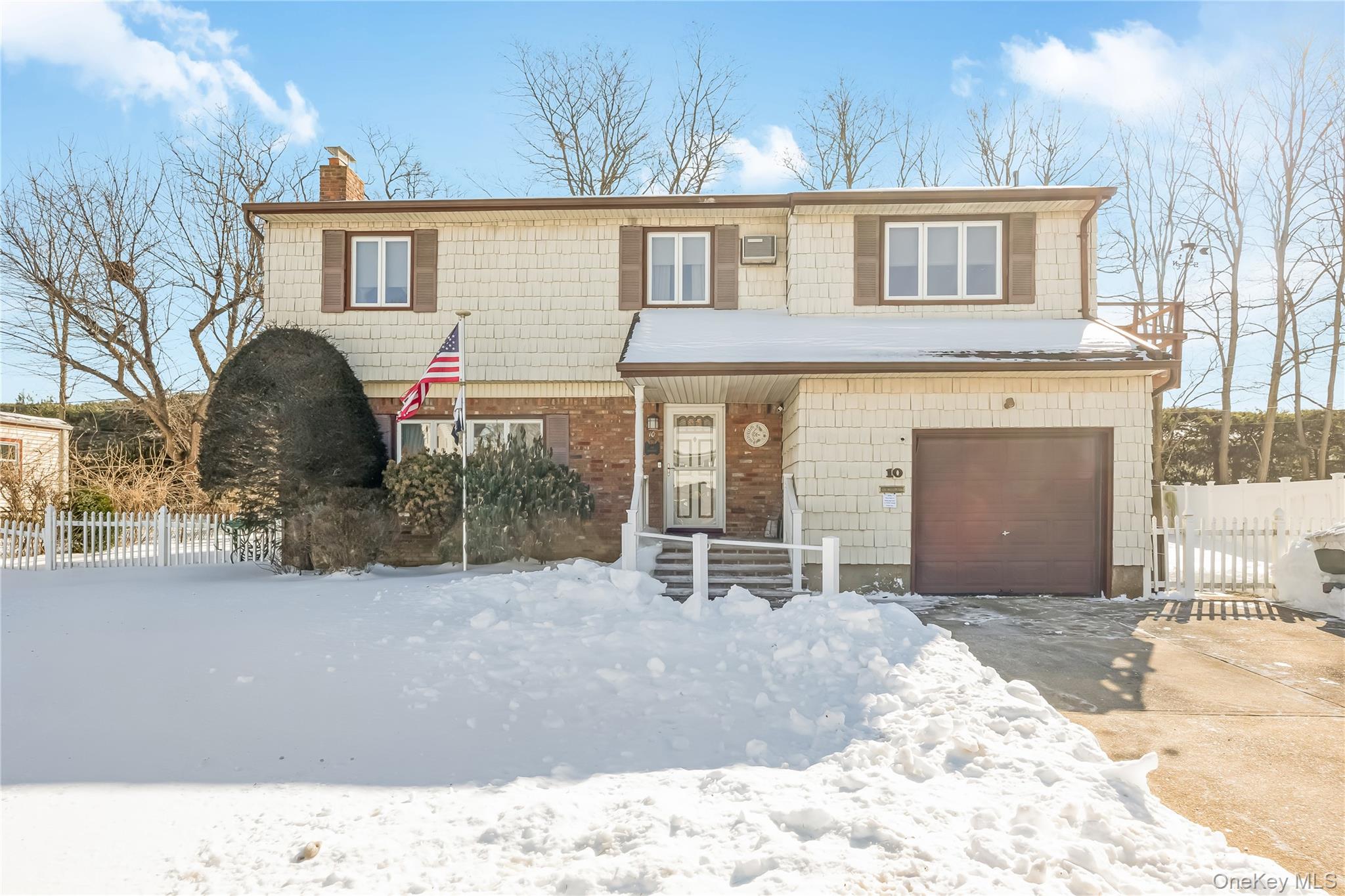 10 Leanore Drive, Farmingdale, NY 11735