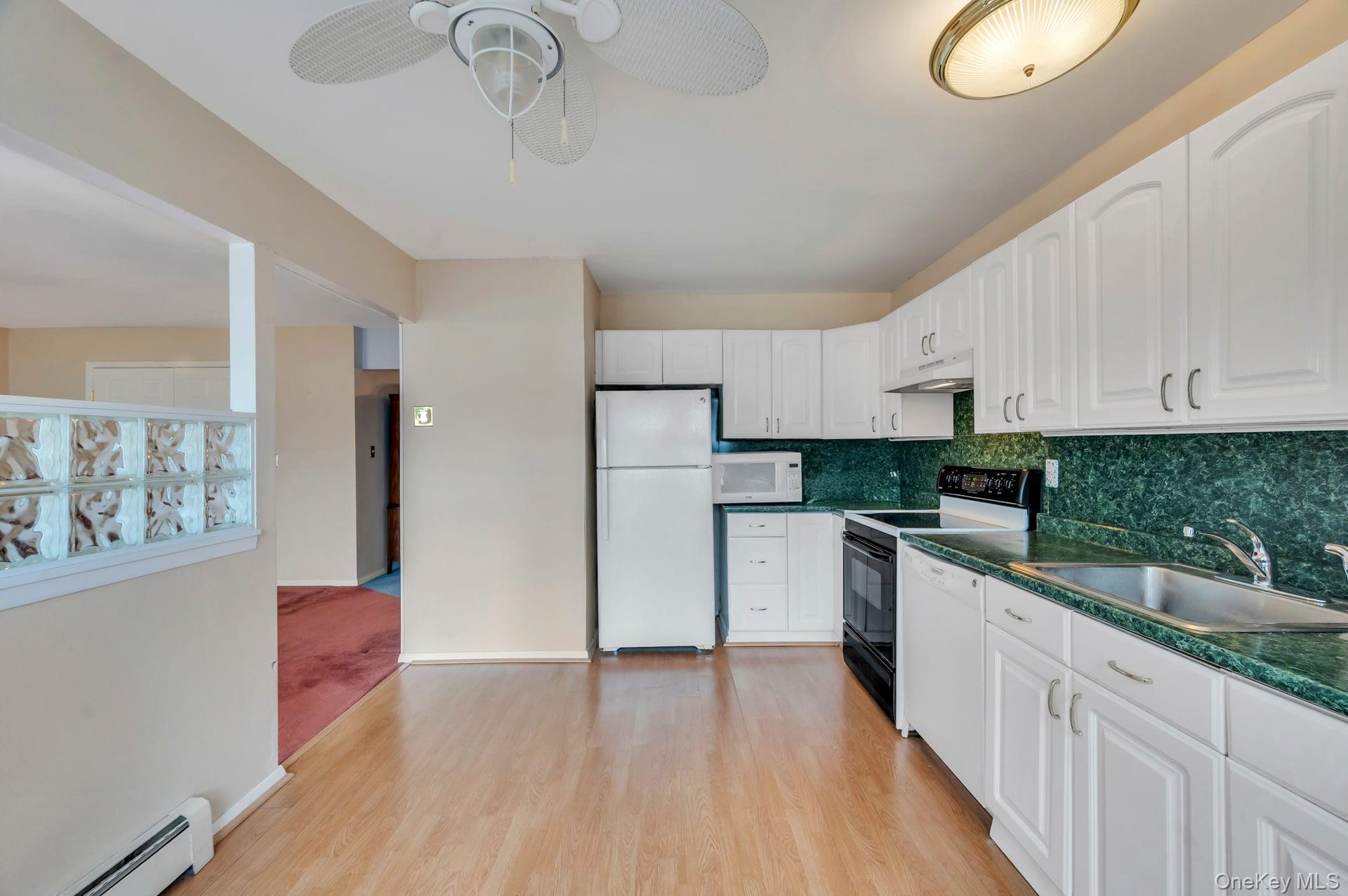 40 Sequoia Way, Holbrook, NY 11741