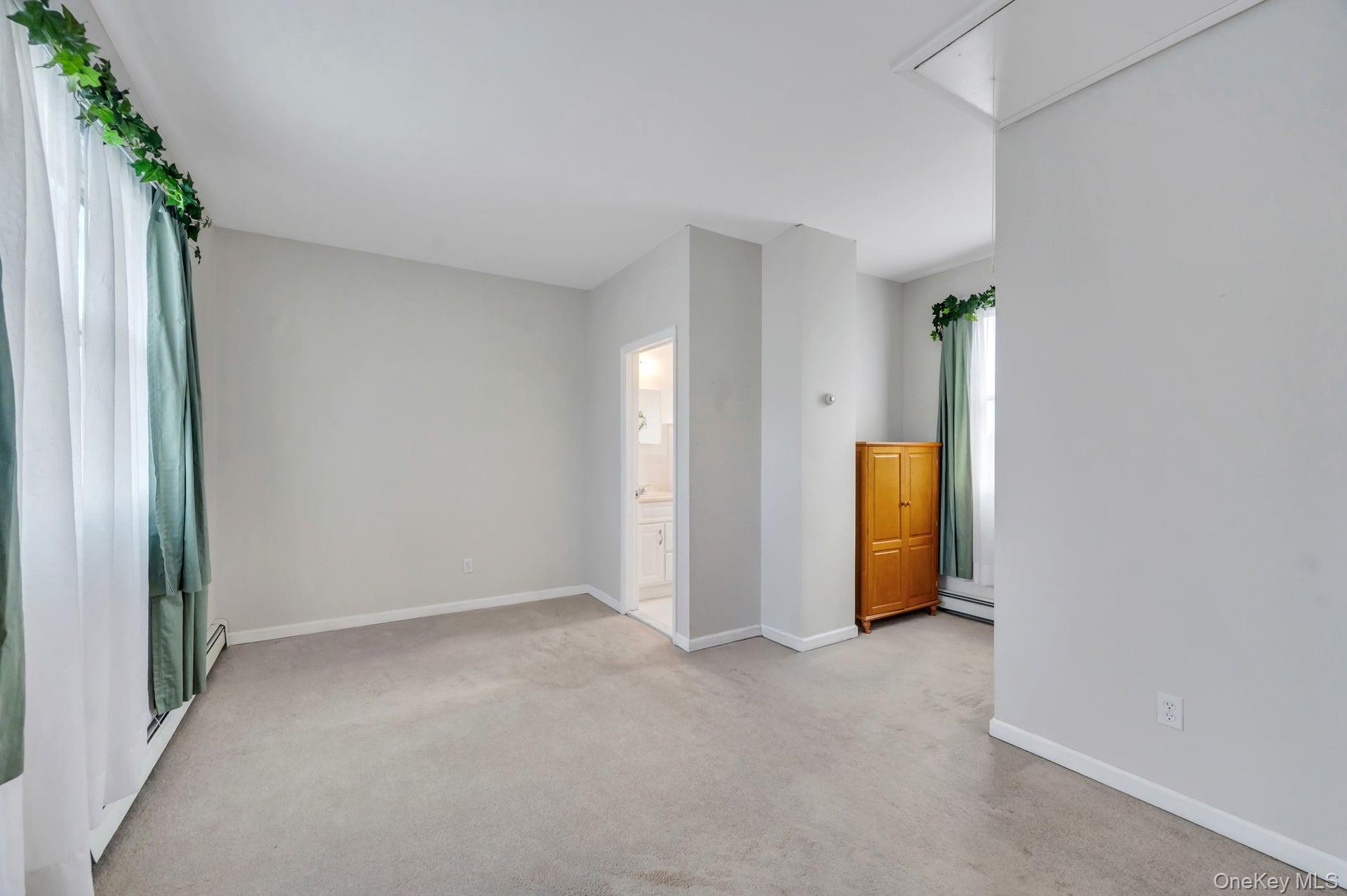 40 Sequoia Way, Holbrook, NY 11741