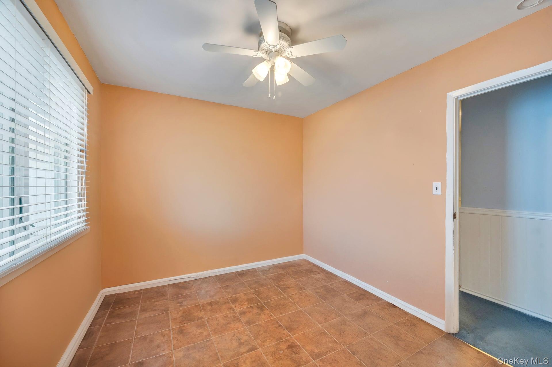 40 Sequoia Way, Holbrook, NY 11741