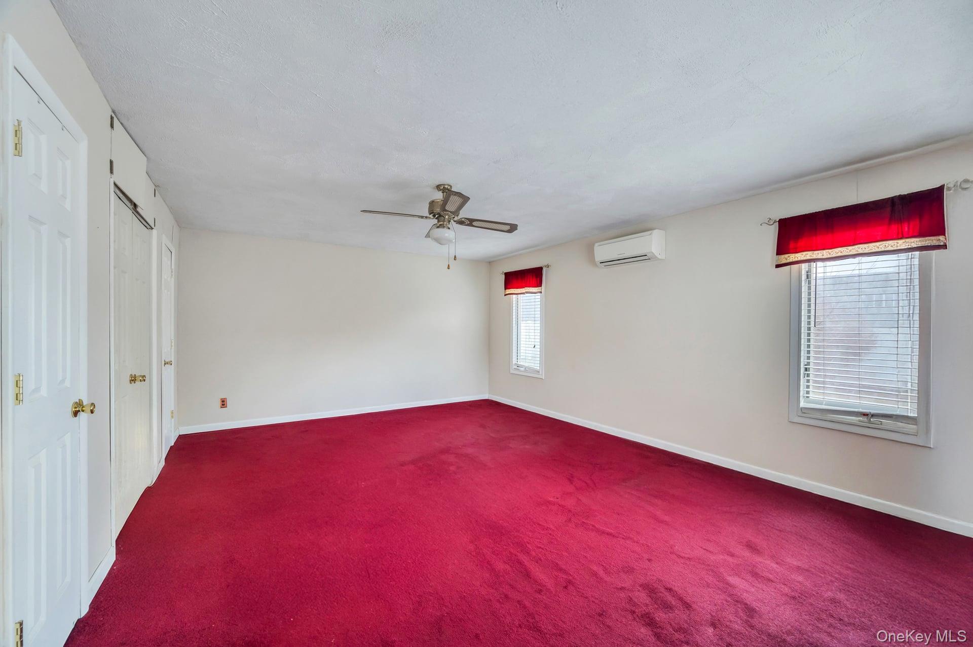 40 Sequoia Way, Holbrook, NY 11741