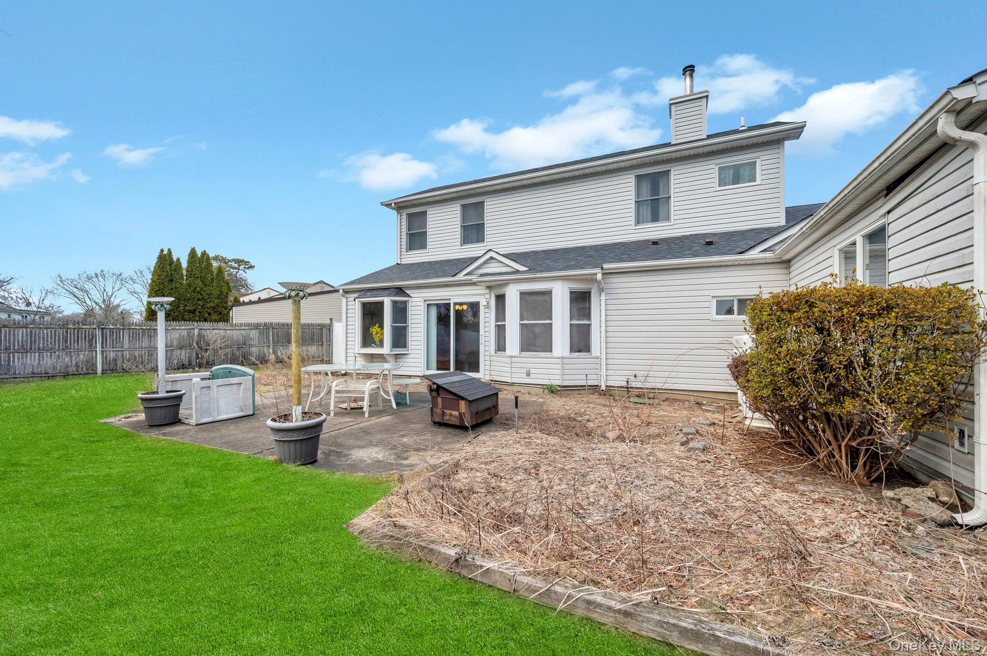 40 Sequoia Way, Holbrook, NY 11741