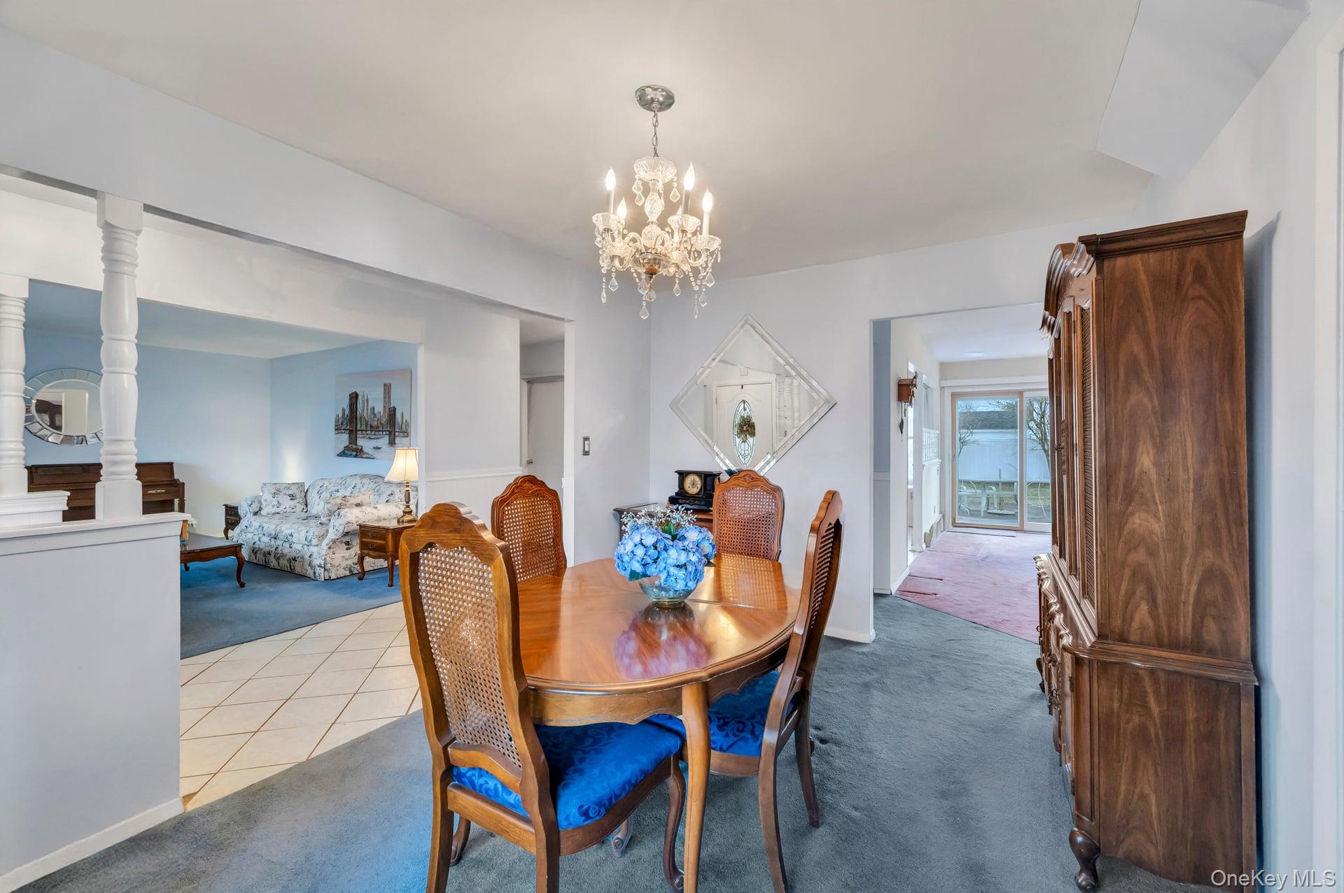 40 Sequoia Way, Holbrook, NY 11741