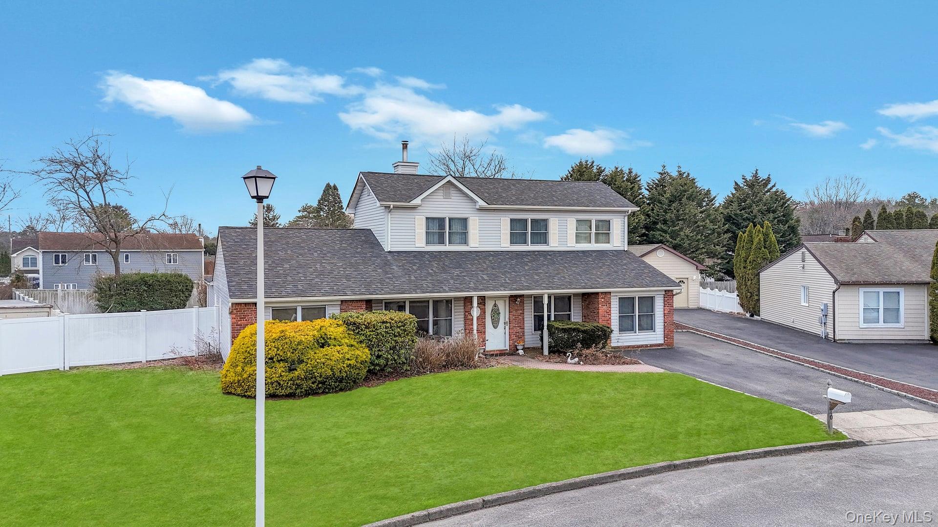 40 Sequoia Way, Holbrook, NY 11741