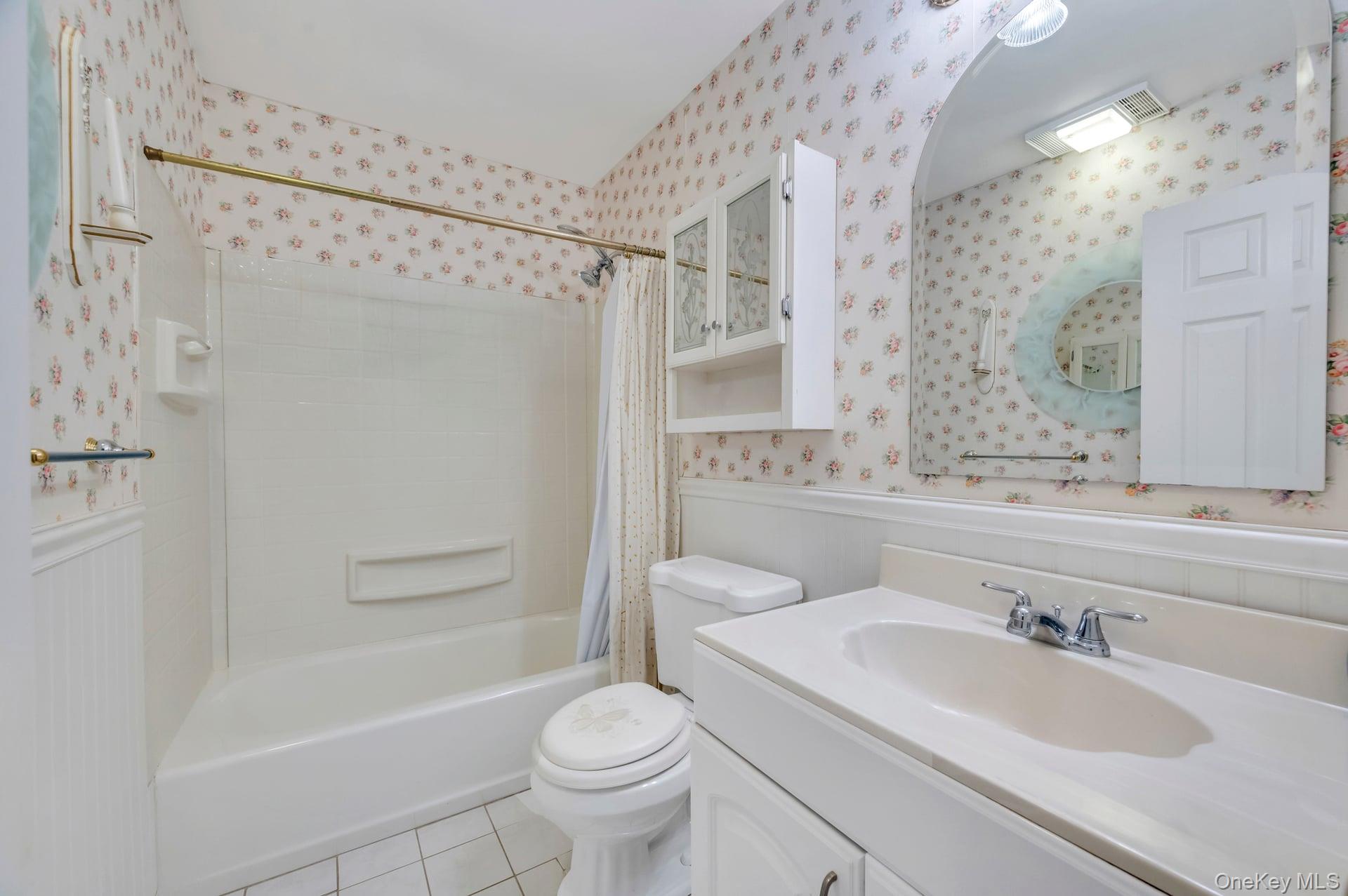 40 Sequoia Way, Holbrook, NY 11741