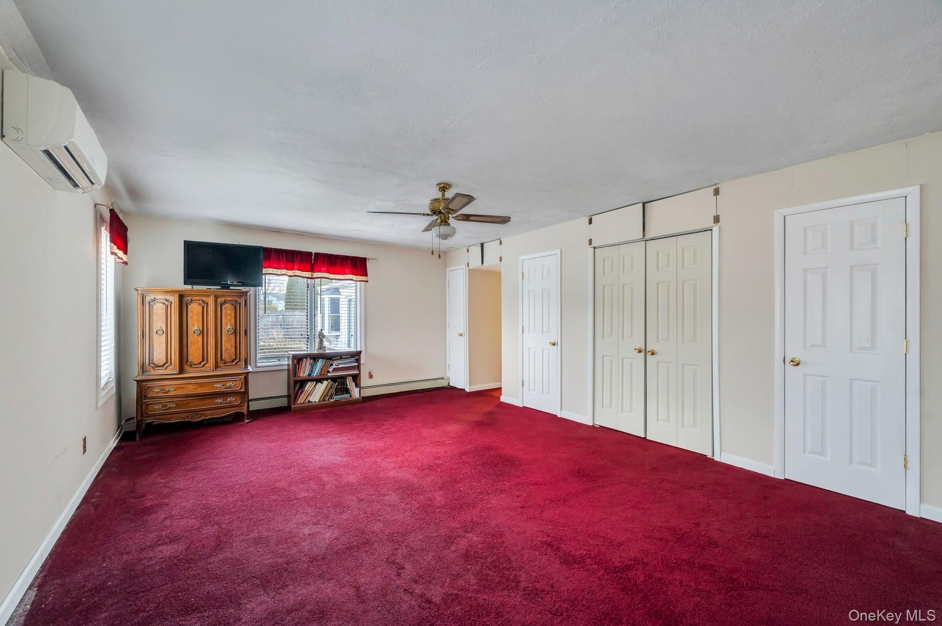 40 Sequoia Way, Holbrook, NY 11741