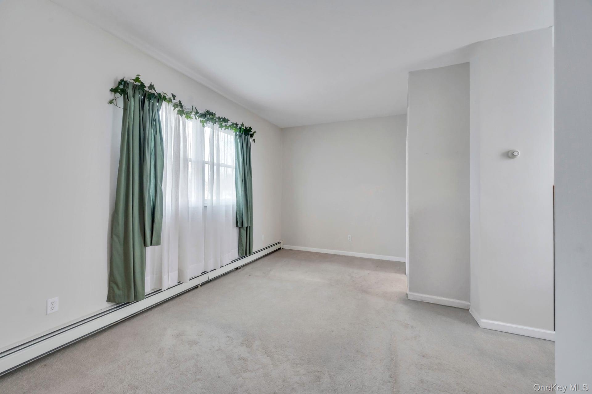 40 Sequoia Way, Holbrook, NY 11741