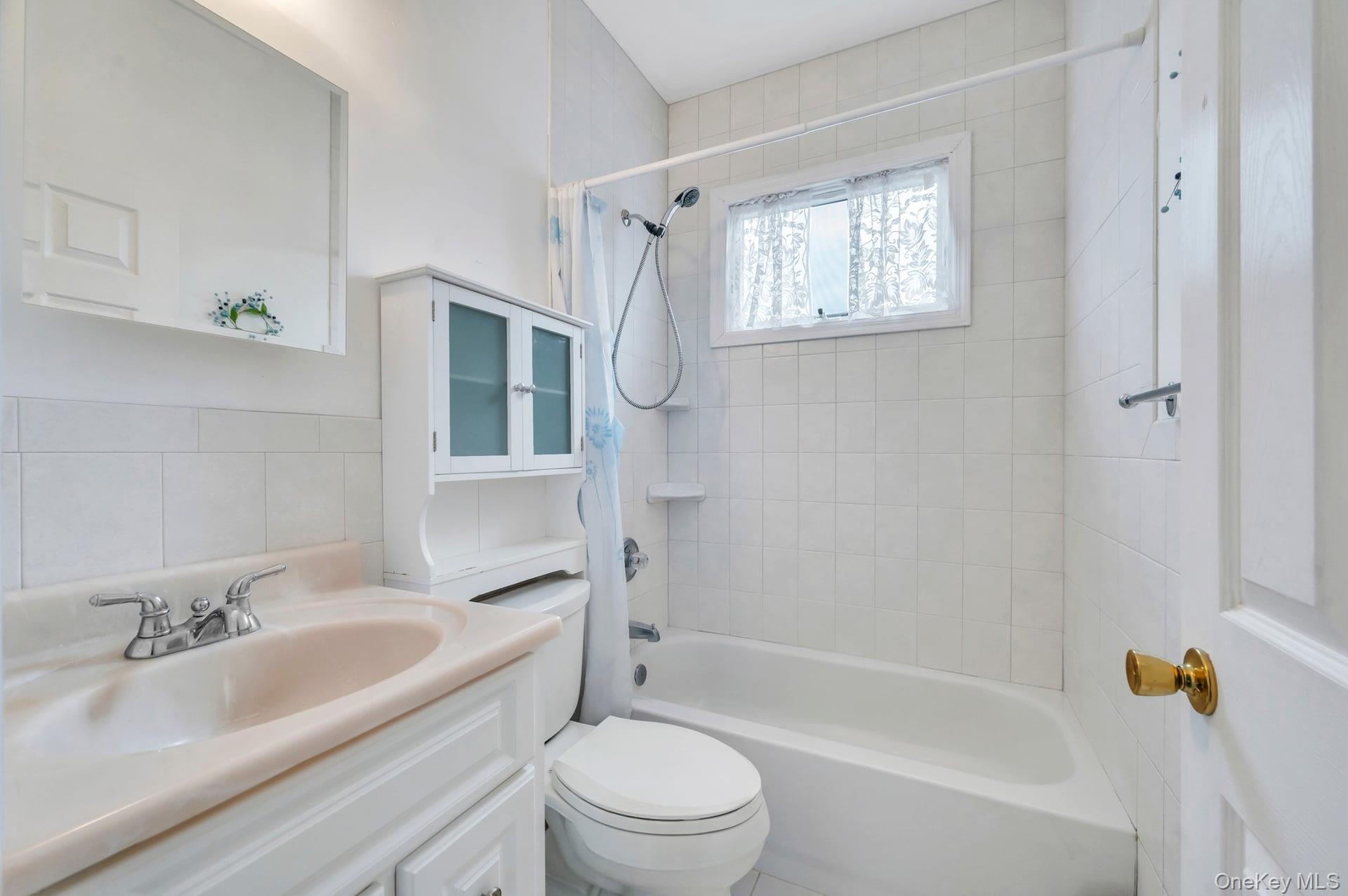 40 Sequoia Way, Holbrook, NY 11741