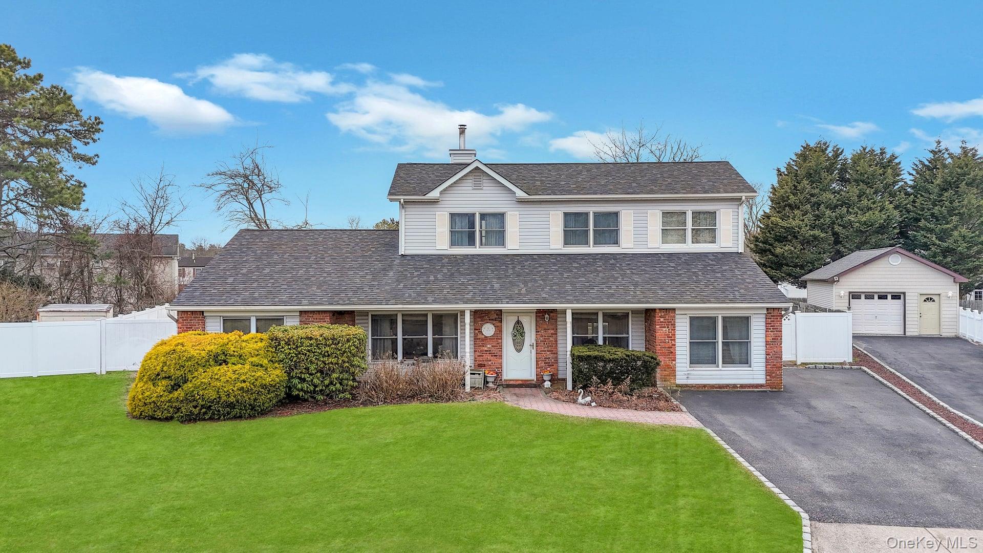 40 Sequoia Way, Holbrook, NY 11741