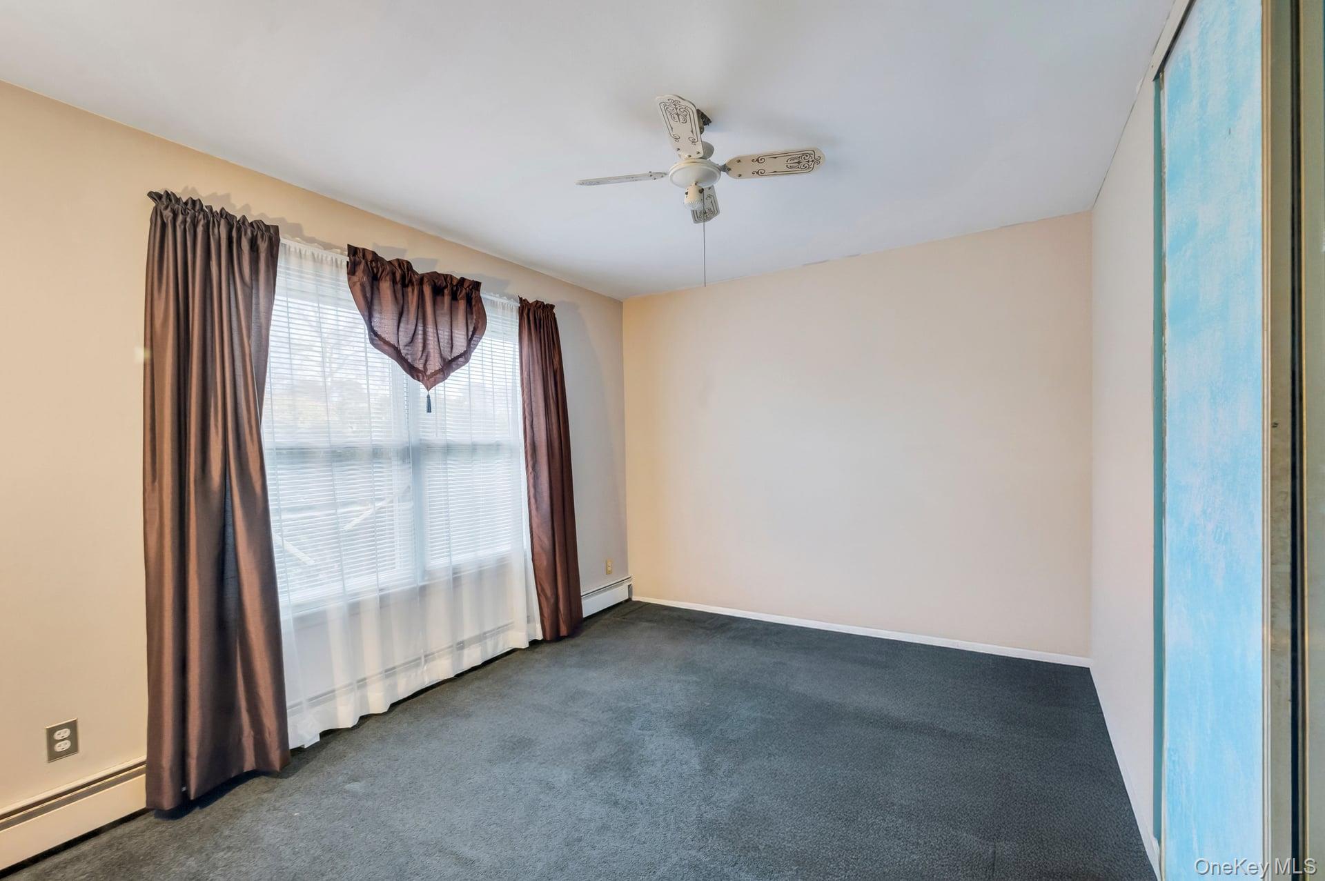 40 Sequoia Way, Holbrook, NY 11741