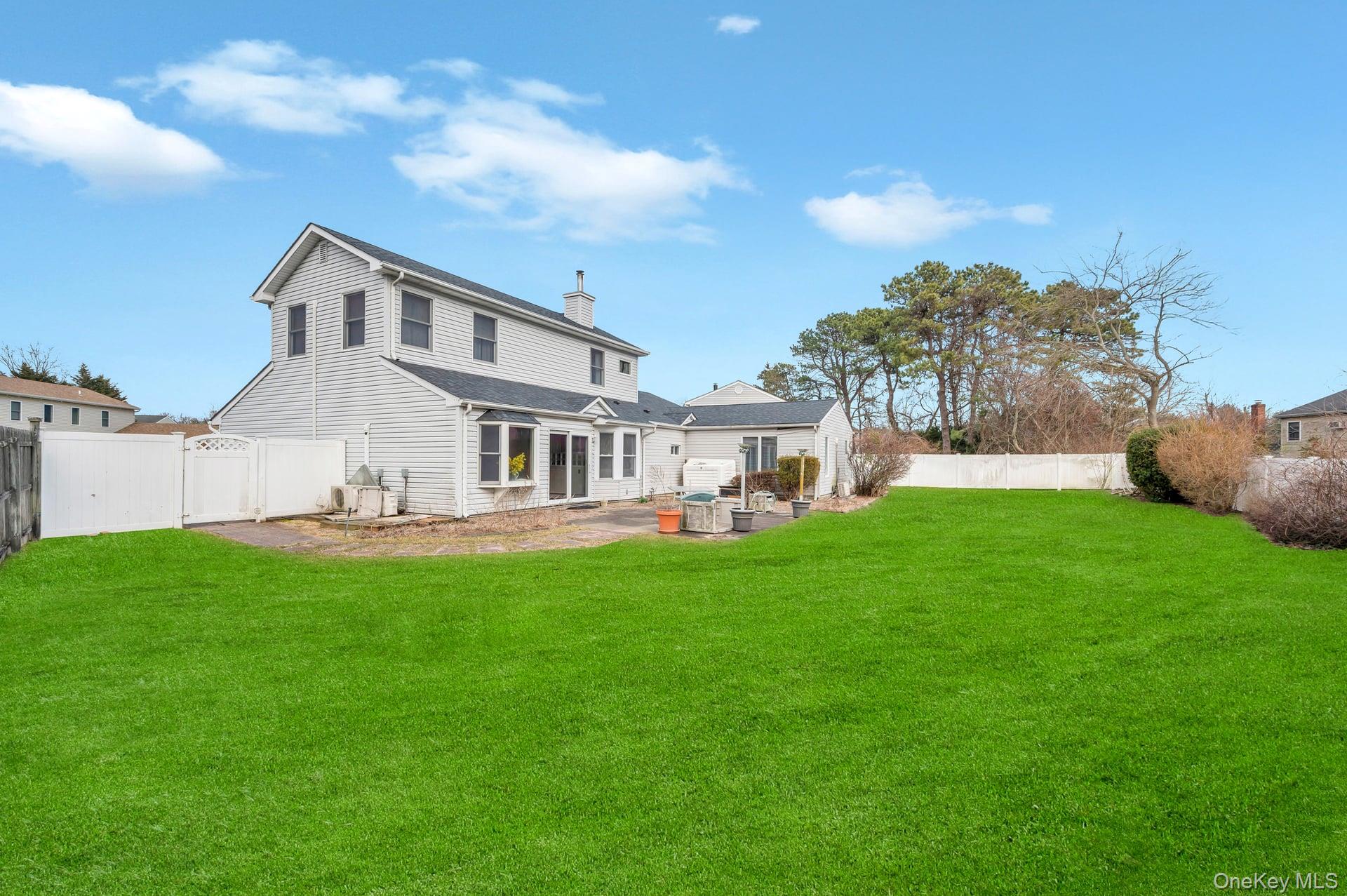 40 Sequoia Way, Holbrook, NY 11741