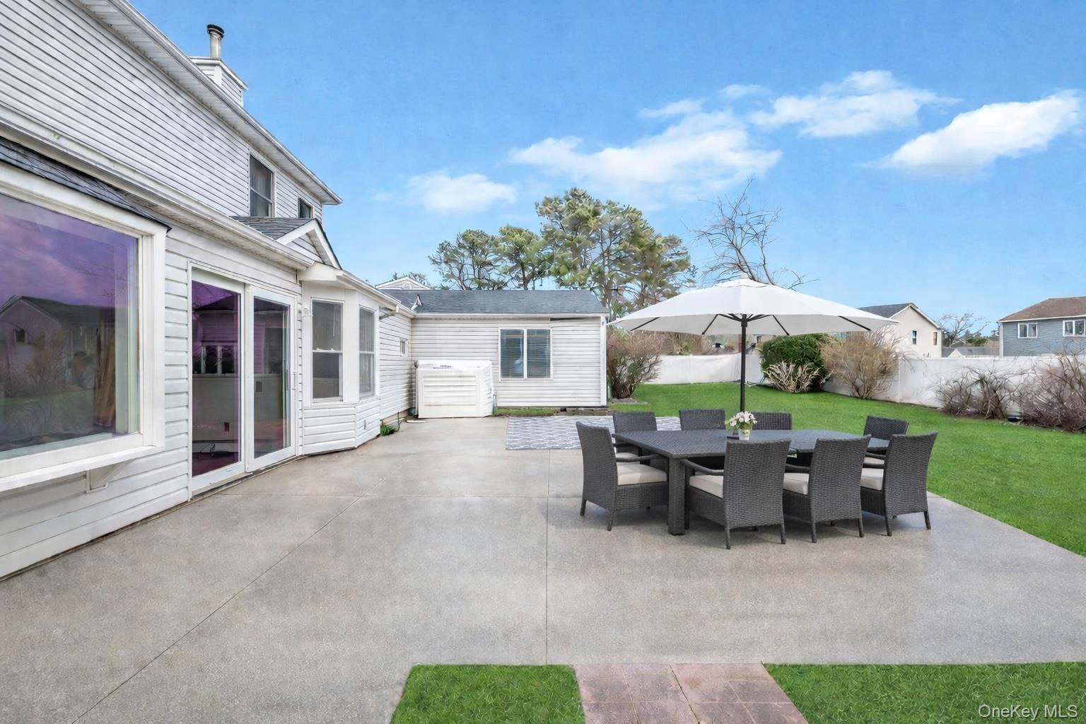 40 Sequoia Way, Holbrook, NY 11741