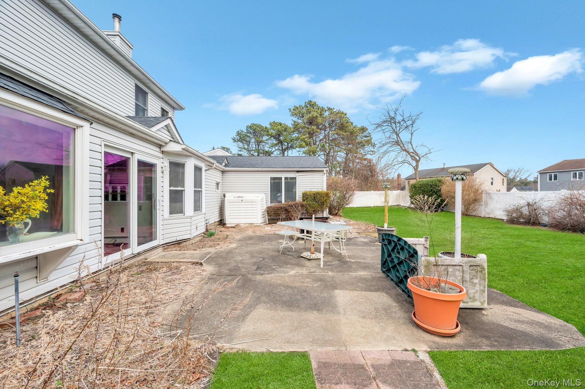 40 Sequoia Way, Holbrook, NY 11741