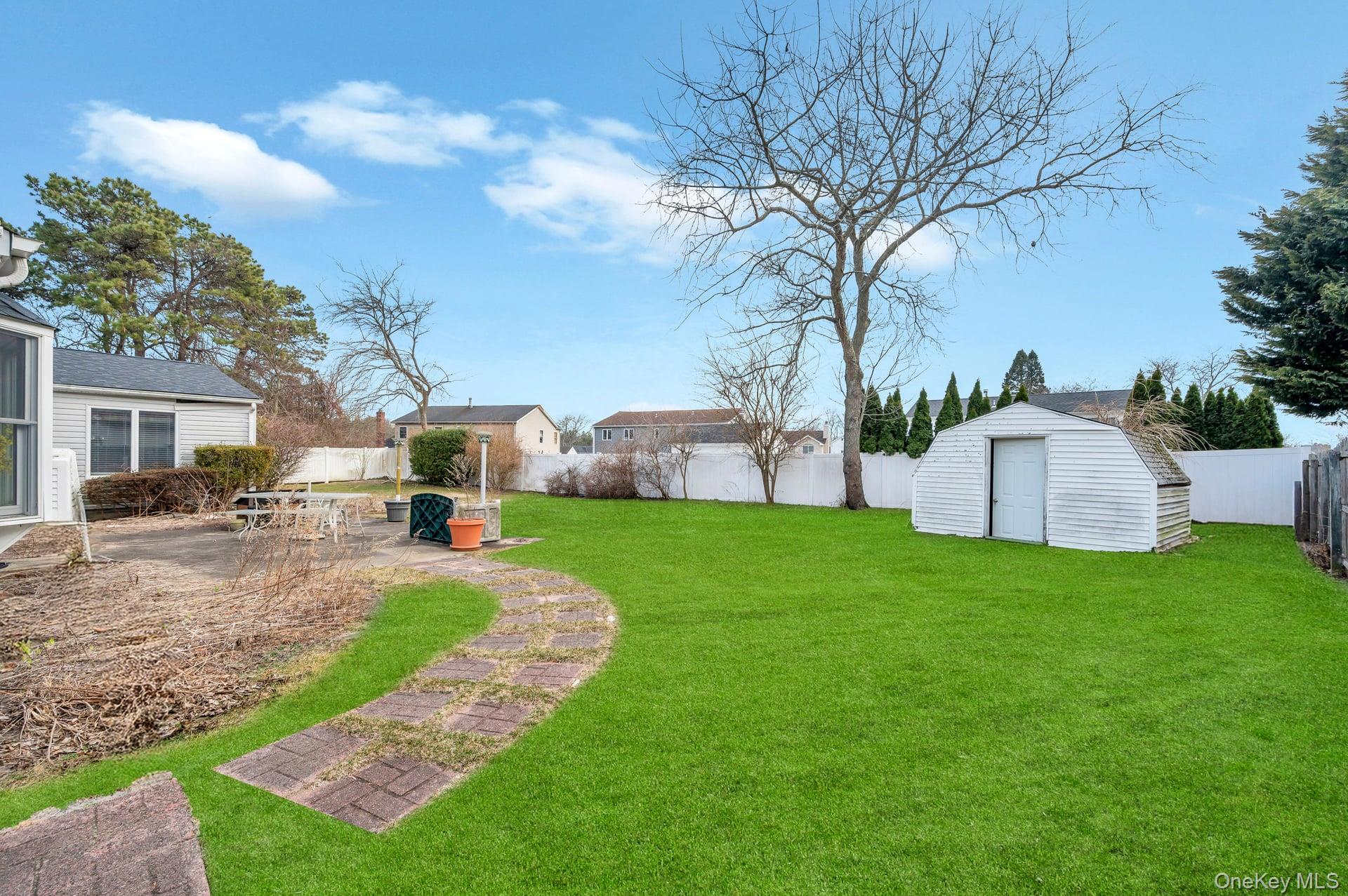 40 Sequoia Way, Holbrook, NY 11741