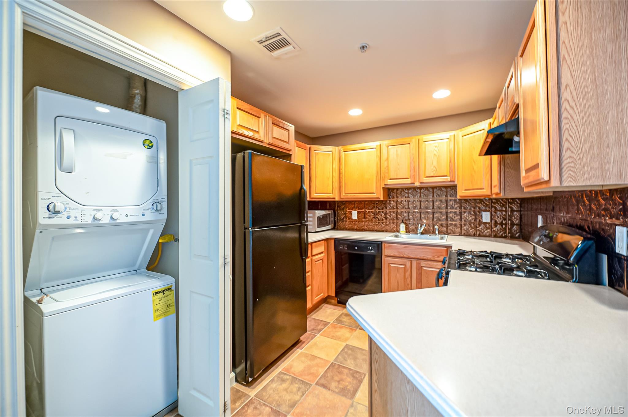 28 Lorien Place, Melville, NY 11747