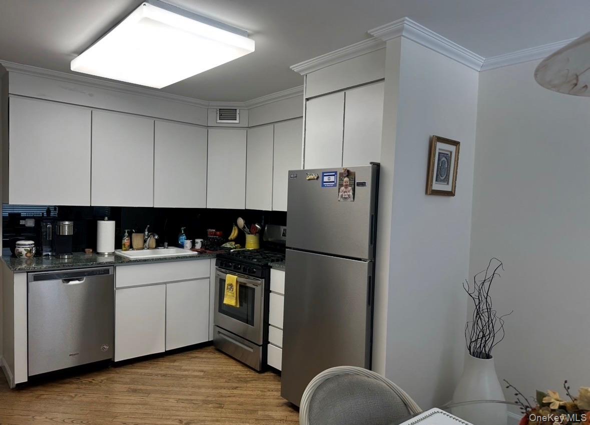 1 BAY CLUB Drive # 12 F, Bayside, NY 11360